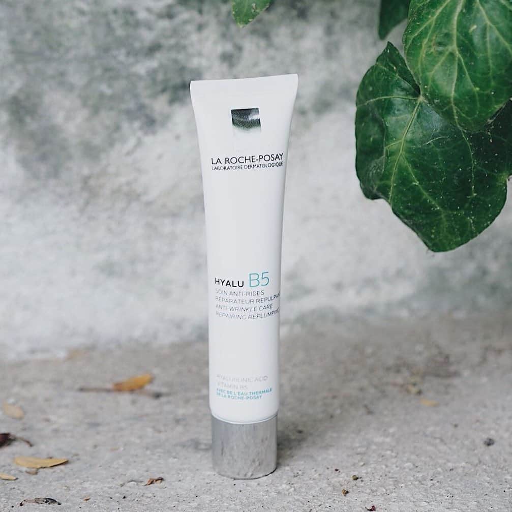 LA ROCHE-POSAY JAPAN ラロッシュポゼのインスタグラム：「. ＼敏感肌とエイジングサイン／ . 敏感肌は、角層に隙間ができてバリア機能が低下している状態です。 お肌に水分を保ちづらくなってしまい 乾燥が進んでしまうと角層のうるおい密度はスカスカに。 . バリア機能の低下を招いてしまいます。 そんな潤いのない敏感な肌は低密度な肌になり外部刺激に弱く エイジングサインが加速してしまう原因に。 . ✔︎最近、肌のハリや弾力感の低下が気になる ✔︎保湿もしっかりしたい ✔︎エイジングケアはしたいが、肌に刺激のあるものは使いたくない ✔︎ベタ付かないものを使いたい . こんな時におすすめなのが ヒアルB5クリーミーエッセンスです。 . 今なら送料無料キャンペーン実施中。 ぜひ公式サイトをチェックしてみてくださいね✨ .  #ラロッシュポゼ #larocheposay #乾燥肌 #敏感肌 #敏感肌対策 #スキンケア #低刺激 #低刺激設計 #敏感肌コスメ #ドクターズコスメ #ハリ #エイジングケア #保湿ケア #保湿クリーム #スキンケアマニア #自分磨き #ライフスタイル #美容好きさんと繋がりたい #おすすめコスメ #スキンケア購入品 #スキンケア好きさんと繋がりたい #肌活 #肌荒れ対策 #美容マニア #ボディケア #美肌づくり #キレイになりたい #自分へのご褒美 #コスメマニア #スキンケア好き」