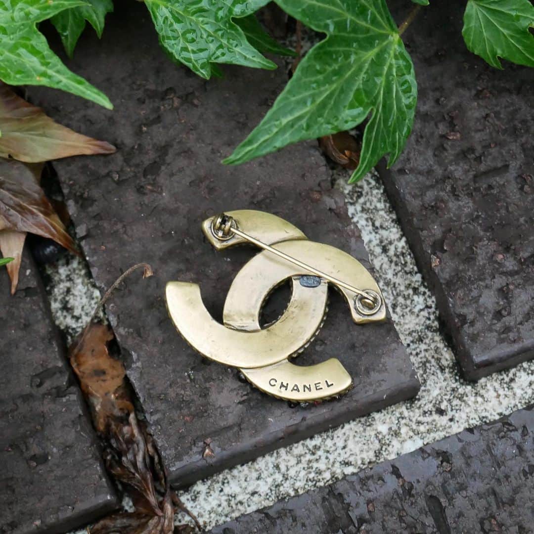 Vintage Brand Boutique AMOREさんのインスタグラム写真 - (Vintage Brand Boutique AMOREInstagram)「Vintage Chanel CC brooch from 2000. 📌On website search for AO17898▶︎Free Shipping Worldwide✈️ ≫≫≫ DM for more information 📩 info@amorevintagetokyo.com #AMOREvintage #AMORETOKYO #tokyo #Omotesando #Aoyama #harajuku #vintage #vintageshop #ヴィンテージ #ヴィンテージショップ #アモーレ #アモーレトーキョー #表参道 #青山 #原宿#東京 #chanel #chanelvintage #vintagechanel #ヴィンテージ #シャネル #ヴィンテージシャネル #シャネルヴィンテージ #amorewardrobe #アモーレワードローブ」5月18日 19時15分 - amore_tokyo