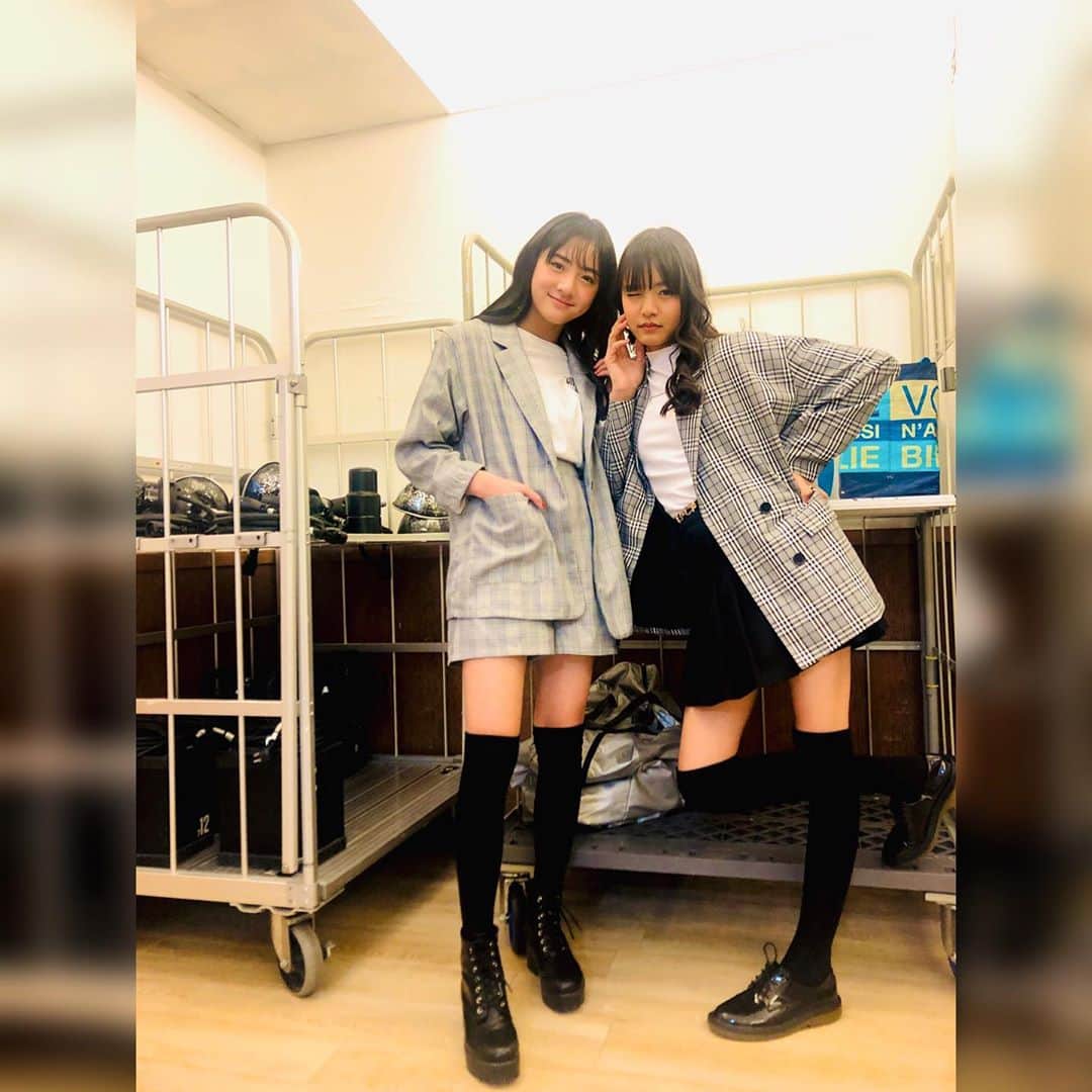 ニコ☆プチのインスタグラム：「ふたごっち😗🖤 . . . #石山えこ  #美月  #ぐうぜんのふたごコーデ👭」