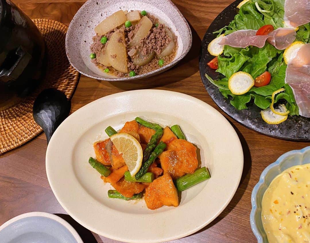 近藤千尋のインスタグラム：「今日のご飯と今日の撮影📷💕 お仕事終わってダッシュで作りました💨☺️ 朝5時半に次女に起こされて、笑 Netflixのドラマにハマってしまいました📺❤️ #ハイバイママ 皆さんおすすめありますか？✨ #鮭の照り焼き #大根そぼろ煮」