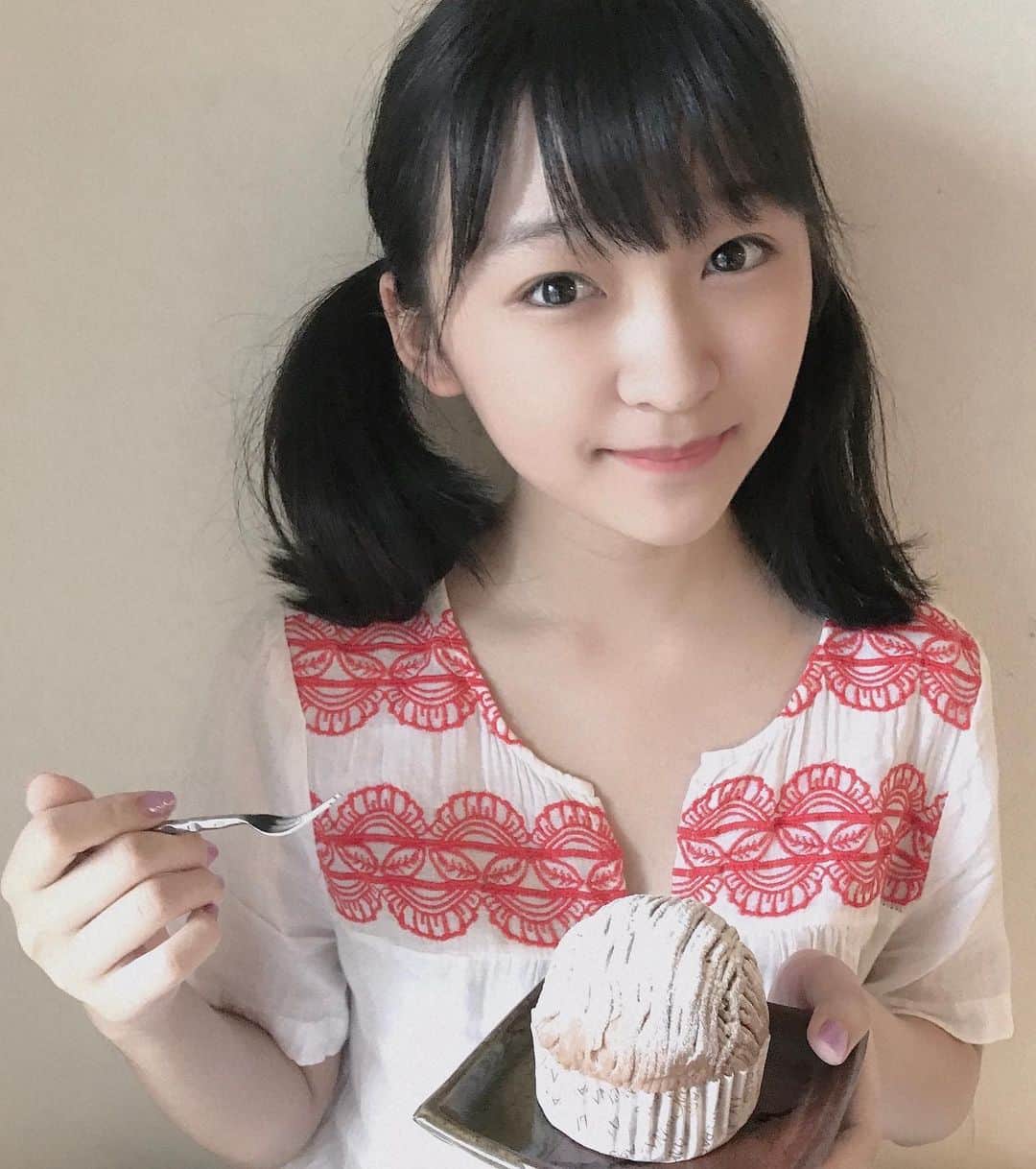 のインスタグラム：「家族みんなが大〜好きなアンジェリーナのモンブラン！！ ママが仕事帰りに久々に買ってきてくれました😍 チョコ味と期間限定の抹茶味はひとくちずつもらって😋いつもは小さめサイズのデミサイズを食べるんですが、今日は大きめサイズのオリジナルサイズにトライします🌰 濃厚なマロンクリームと生クリームとメレンゲの三層が絶妙で本当〜に美味しいっっ😍✨ ・ ・ #アンジェリーナ #モンブラン #アンジェリーナモンブラン #マロンクリーム #生クリームたっぷり #メレンゲ #絶妙なバランス #家族の時間 #おやつタイム #スイーツ女子 #前野えま  #angelina #montblanc #sweets #sweetstagram #ilovesweets #familytime #yammy  #follow #followme #instafollow #instagood #tflers #tagsforlikesapp #actor #actress #girl #photography #portrait #portraitphotography」