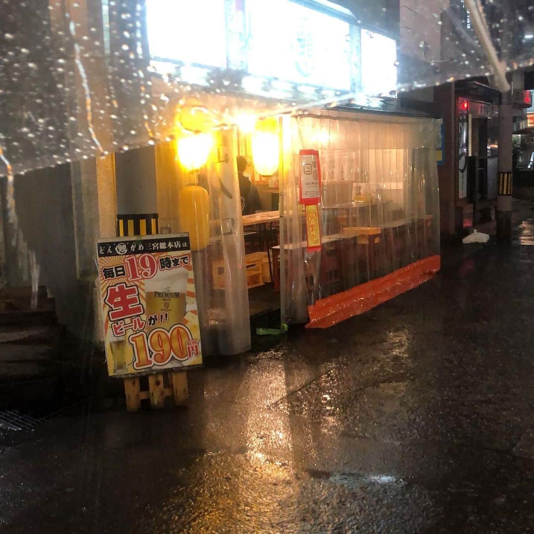 どんがめ三宮総本店のインスタグラム：「[2020-05-18]三宮のみ。 まいど、連投ごめんなさい。 . . 雨降ってきちゃった。 . . インスタフォロワー様限定で、 【生ビール終日　190円】します！ . .  詳しくは、ワカバヤシまでー。  #どんがめ #三宮　#ハッピーアワー　#終日ハッピーアワー　#お得情報  #ハッピーアワー延長のお知らせ　#雨やからビーサン割します　ビーサンで御来店で、20%オフ♡ #ワカバヤシと同じ色のビーサンなら30%オフしちゃう説  きてねー。たすけてー」