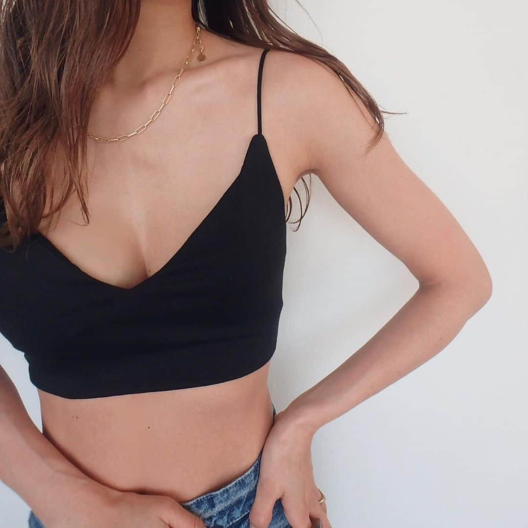 佐野真依子さんのインスタグラム写真 - (佐野真依子Instagram)「@vivi_mag_official  にて 人気のCropped Inner TOPS が紹介されました🤍 BLACKとKHAKIが のこりわずか🤍 細い肩紐がどんな服にも 合わせやすくて リラックスした着け心地で おうち時間やヨガウェアと してもオススメです🤍 @trunc88_official  #trunc88」5月18日 19時30分 - sanomaisanomai