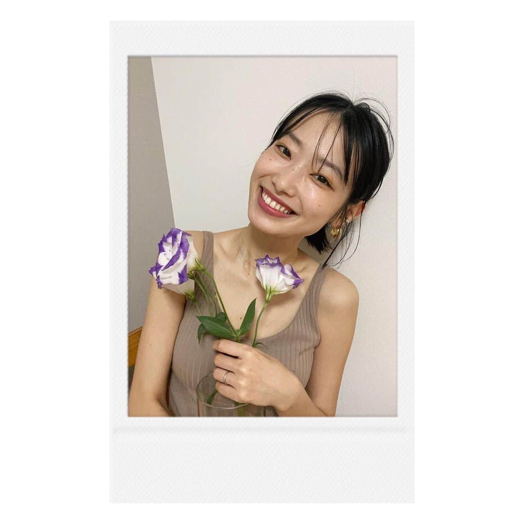 菜香さんのインスタグラム写真 - (菜香Instagram)「本日29歳になりました！！！☺️ そして本日よりYouTubeを始めました！！ プロフィールのURLからチャンネルに飛べるので チャンネル登録よろしくお願いします🧡 . 私を昔から知ってくださっている方は、 え！さいか29歳になったの？ 大人になったねぇ🥺🥺🥺 と思うでしょう！笑 私もそう思う！！！笑 このお仕事をするようになって9年が経ちました。 もうモデル辞めようかな、なんて思ってお休みした時期もありました！ 東京で嬉しいことも悲しい経験も沢山しました！ 大切な人達にも出会いました！ 結婚もしました！ どれも今の私の力となって、毎日楽しく充実した日々を今過ごせています🙌🏻 本当にありがとうございます！！ 大変な時期ではありますが、どうかみんな元気で✌🏻🥰 また笑顔で会おうね❤️ . P.S 写真選べなくて3枚載せましたw 1枚目はめちゃ嬉しいの図 2枚目はおすましスタイル 3枚目は髪結んで大人スタイル みんなどれが好き？笑 (聞くんかい)」5月18日 19時30分 - saika518