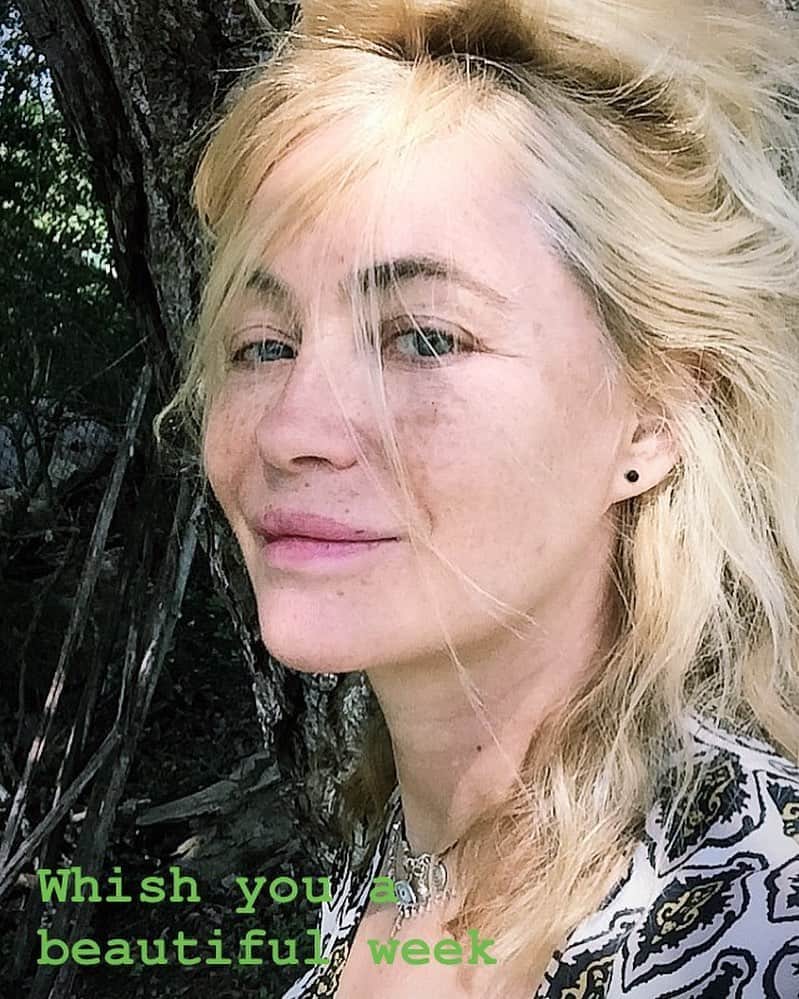 エマニュエル・ベアールのインスタグラム：「#mondaymotivation ☀️ bonne semaine à tous 💛」