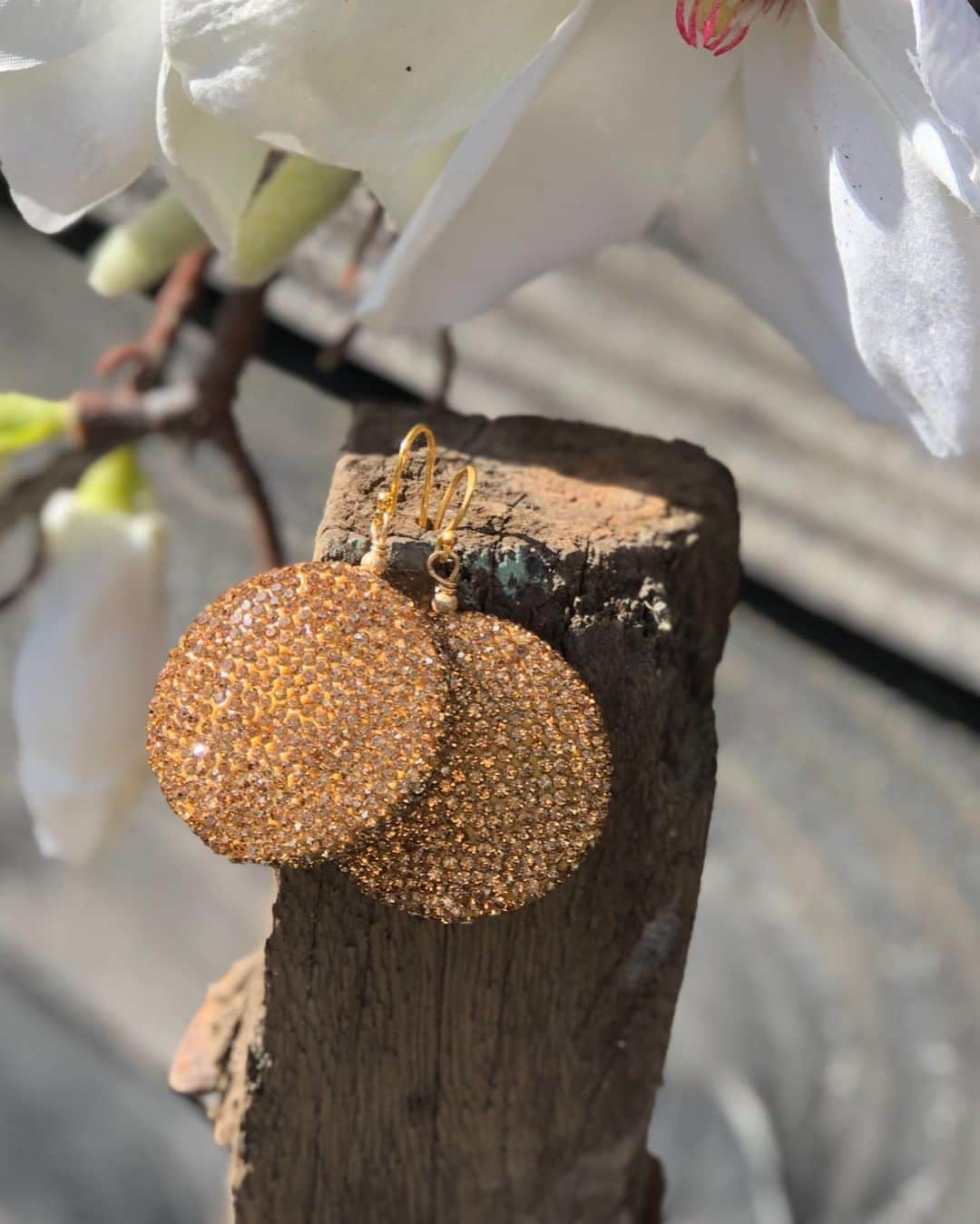 ジャマンピュエッシュのインスタグラム：「Only 4 days left to buy these beautiful marcasite earrings from the capsule collection of Jamin Puech and Jewels by Mathje. Available exclusively on www.jamin-puech.com」