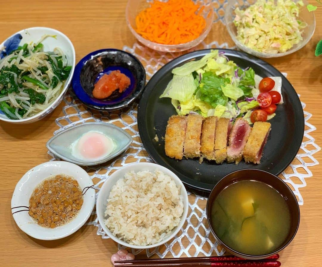 奥山夏織さんのインスタグラム写真 - (奥山夏織Instagram)「結構前に作ったご飯載せてなかったから載せます💓 ・ 🍴#マグロカツ 🍴#コールスロー 🍴#にんじんのマリネ 🍴#ナムル 🍴#温玉 #納豆 #明太子 #ご飯 #お味噌汁 ・ 最近地味に料理熱下がってます笑簡単でぱぱっとできるものしか作れてない💦 ・・・ #かおりずキッチン #cooking #料理 #主婦料理 #OL料理 #クッキング #ご飯#foodinsta #food #foodstagram #おうちご飯 #お家ごはん」5月18日 19時32分 - okuyama_kaori