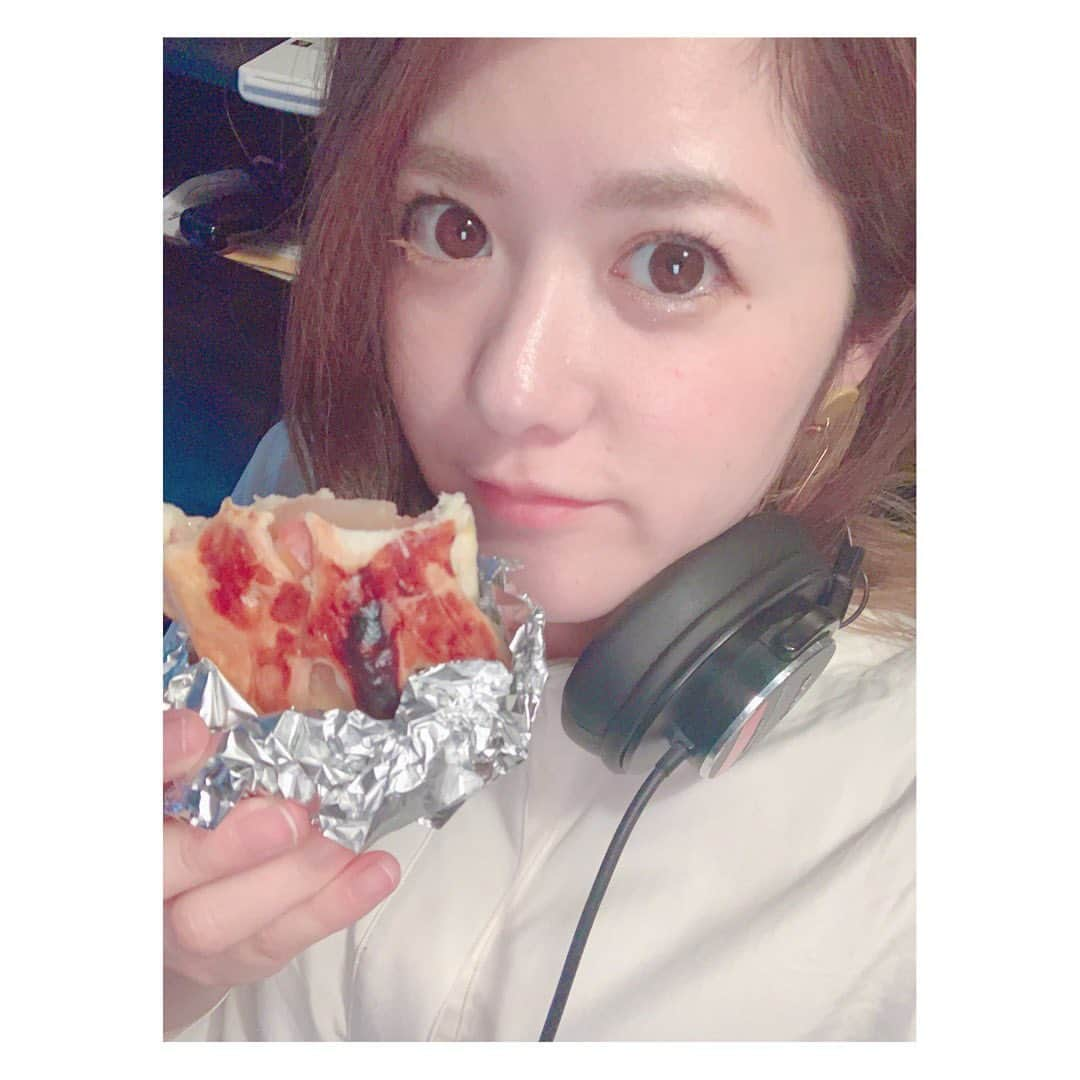 AIMIさんのインスタグラム写真 - (AIMIInstagram)「レコーディング🎙🎙🎙 ❤︎ ❤︎ おててを洗って除菌して🙌な毎日ですが、 今日は歌のレコーディングをしました🎤  外は雨だったけど、みんなに聞いてもらえることを想像したら心晴々で、良い歌が録れたと思います☺️🎵 こんな時期だから、癒されてほしいんだ。 だから、今！聞いてほしいので、急ピッチで色々進めたり進めてもらったりしてます🤩 そして、やさしいやさしいものが出来上がりそうです。  レコーディングのおやつは手作りアポーパイ🥧 たくさん歌ってカロリーゼロ！！！ んなわけない✋  ps.フォトブックのサイン描き終わりました💞 みんなに元気が届きますように〜😊 #AIMI#recording#daw#logicpro#cubace#taylorguitar#singer#singersongwriter#stereopony#music#apple#mac#pie#okinawa#tokyo#rec」5月18日 19時33分 - my_name_is_aimi