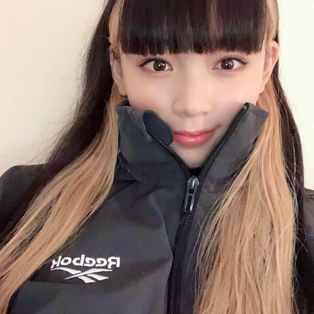 ゆらのインスタグラム：「セルフブリーチ2回目 飽きたら色入れてみる #reebok  #新鮮　#刺身　#醤油　#化粧水　#化学」