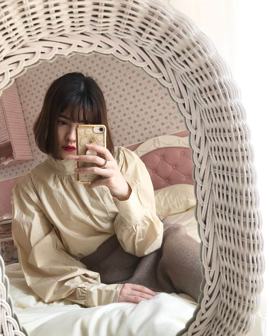 のインスタグラム：「とってもかわいい @holidayandholiday_official さんのブラウス💐  #ootd #fashion #spring #春コーデ #私服 #マイルーム」