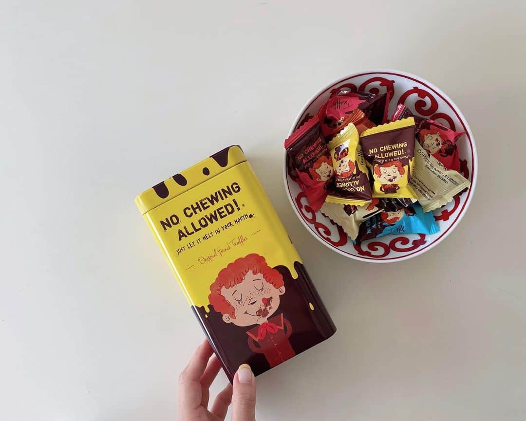 Risako Yamamotoさんのインスタグラム写真 - (Risako YamamotoInstagram)「NYのお気に入りのチョコレート🗽💛🍫 おこもりおやつにお取り寄せしました♥︎ ・ 名前通りNO CHEWINGな食感🤤 お口の中でトリュフが溶ける♥︎ イラストまでとっても可愛いくて缶は保管💛 ・ ・ #nochewingallowed #chocolate #chocolatelover #stayhome #お取り寄せスイーツ #newyork」5月18日 19時43分 - risako_yamamoto
