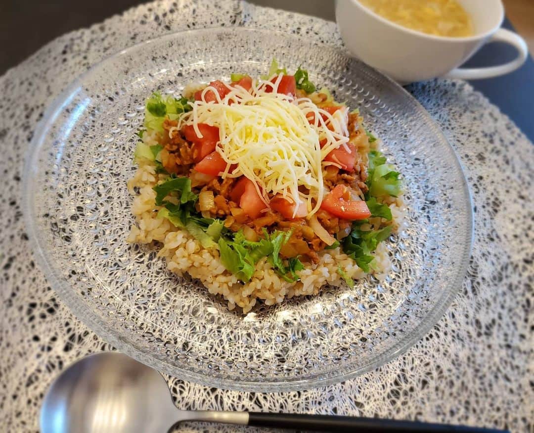 佐藤夏希のインスタグラム：「#妊婦飯 #毎日が体重管理との戦い  すばるん妊娠したときは12キロ太っちゃったんだけど産後1ヶ月で体重戻ったんですね😂  でも二人目は体重戻るのも遅くなるって周りから聞くので今からビクビクしてる😭💦 * * 昔から運動は苦手だから運動で戻せる自信がないのでとりあえず妊娠中は食べ物に気をつけようと頑張っております。😁 * * お母さんが送ってくれた大豆のお肉でできたタコライス🥰超お肉でした❤️❤️❤️ （見事に二枚目反射してるけどごめんね😂💦） * *  玉ねぎと炒めるだけだし調理も簡単でしたよ💓😊 大好きな玄米といただきました🥰❤️ なんかヘルシーなものでオススメあったら教えてください😢💓 * * * #マタニティ#マタニティ生活#妊婦生活#体重管理#体重管理に苦しむ妊婦 #二人目妊娠中 #すばるん#息子ラブ #2歳#ママ#ママさんと繋がりたい #ママスタグラム#mama#mamastagram #mamanoko #ママリ#妊娠中期#マタニティライフ#pregnant」