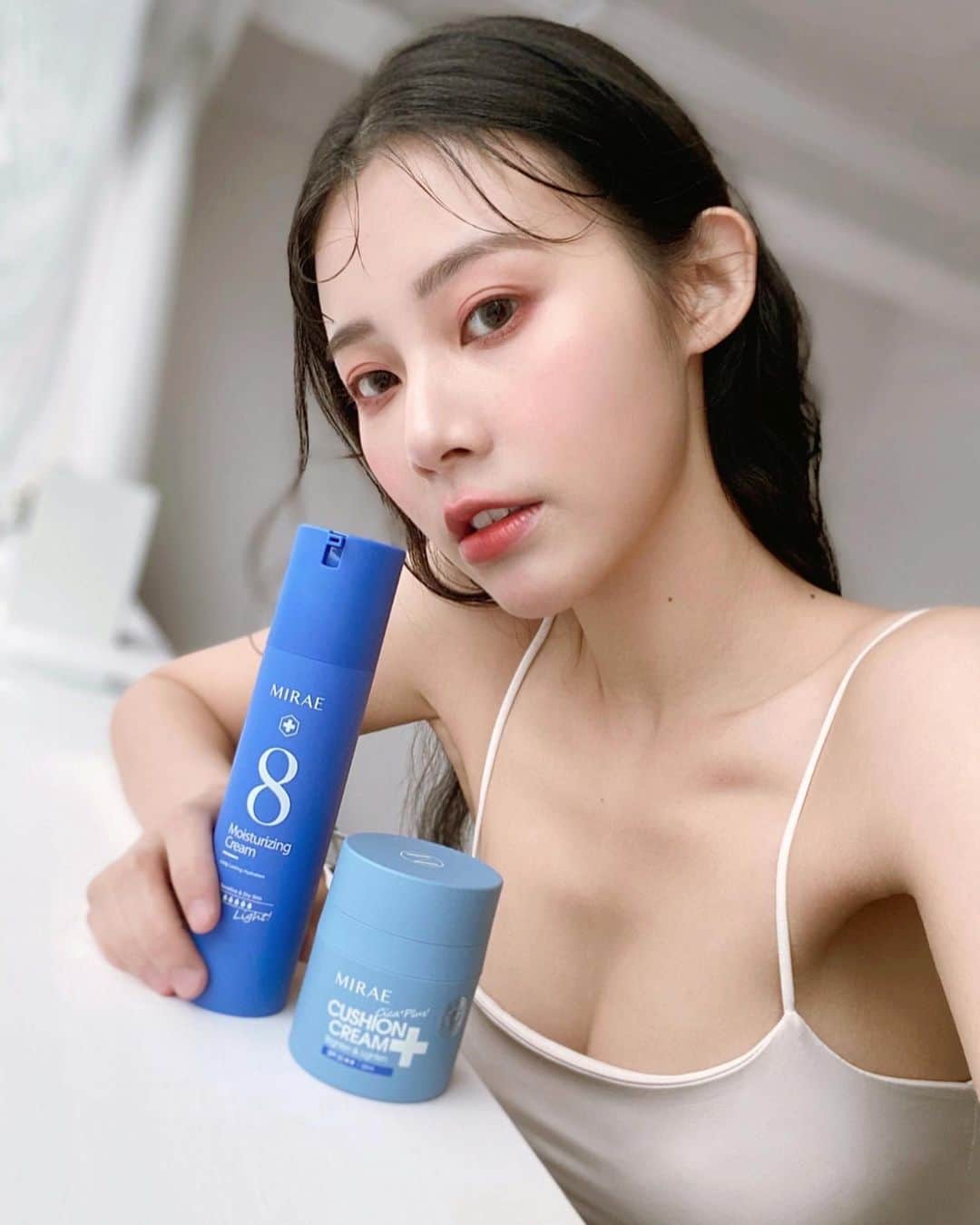張香香のインスタグラム：「其實我很不愛化妝 能不化妝就不化妝 因此比較熟的朋友 幾乎只會看到我素顏🤣 除了因為懶之外 也不太喜歡在臉上擦東西 怕長一些小粉刺痘痘 但有時候還是會有點在意氣色🥺 所以這次遇到 @mirae_skincare 氣墊霜跟水乳霜真的很開心💕 氣墊霜上完的妝感就像氣墊粉餅 但更輕透不黏膩 用壓的幫浦式設計 不需要必須常替換清洗的粉撲 比較乾淨 也不易在臉上長小東西😙 添加韓國最新「粉色虹光遮瑕粒子」能修飾暗沉、膚色不均 比粉底還要自然 喜歡心機偽素顏感一定要試試🤩 另外 他們家的水乳霜也很讓人驚艷！ 夏天不敢用乳霜 怕太厚重太油？ 未來美超輕盈水乳霜 真滴讓我改觀😳 特殊包覆劑型 讓乳霜一抹化水！ 輕盈沒有油膩感 一下就吸收了 不管是上妝前保濕 可以讓妝更服貼 還是睡前保養鎖水 都很棒👍🏻 趕時間用這兩瓶就能快速出門～ 一起跟上韓國正流行的輕保養跟微底妝吧😝 - #未來美 #氣墊霜 #輕乳霜」