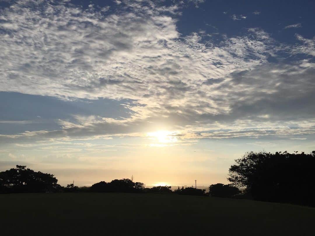 上原彩子さんのインスタグラム写真 - (上原彩子Instagram)「沖縄は梅雨入りしています。﻿ 午前中は大雨でしたが、夕方から天気も良く。﻿ 夕日が綺麗でしたー﻿  #沖縄 #夕日 #綺麗 #梅雨入り」5月18日 19時50分 - ayako_uehara.golf