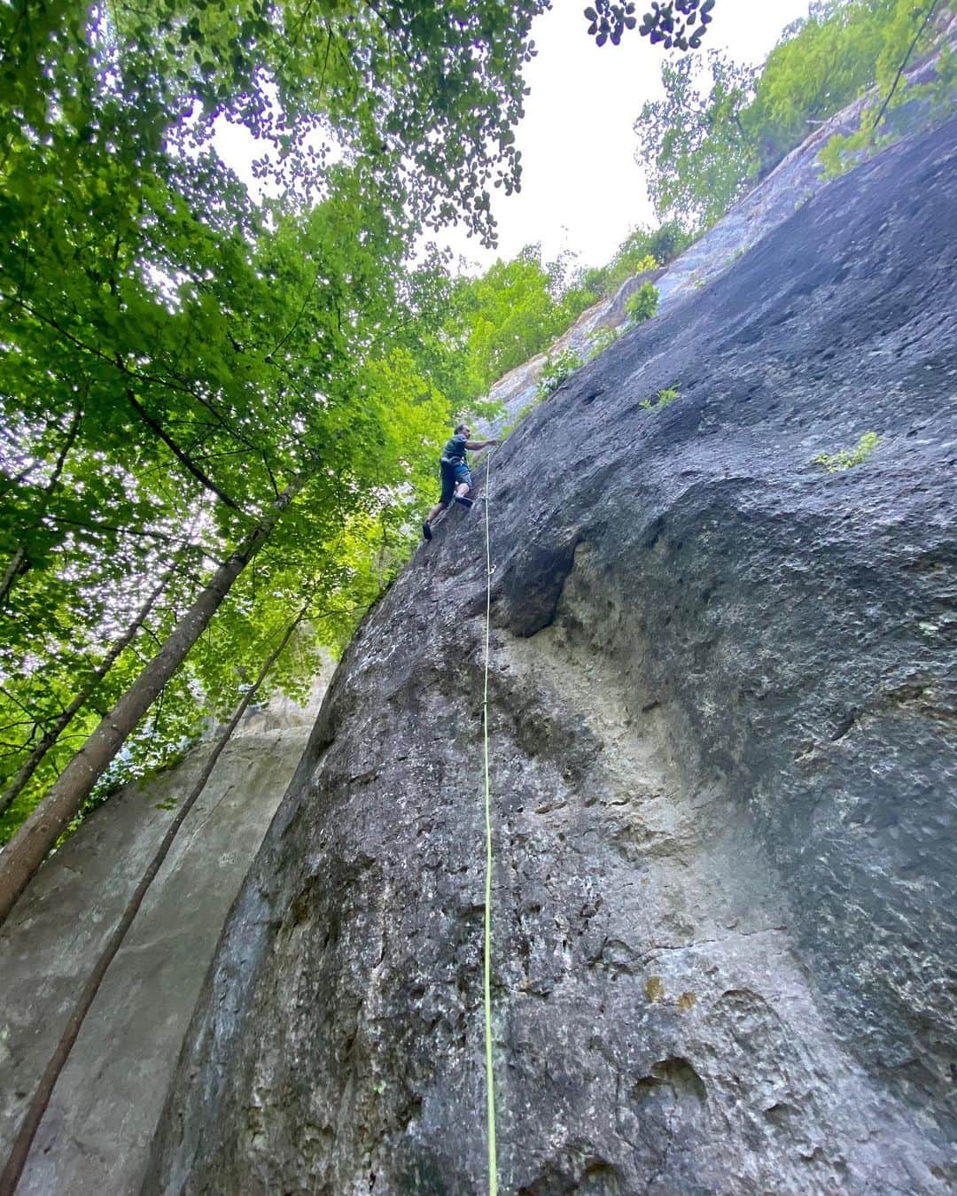 のインスタグラム：「The positive aspect of this break from traveling is the discovery of areas not to far from home where I can test new shoe designs I‘m working on... #bouldering #climbing #nature #socialdistancing @e9clothing_official @fiveten_official @blackdiamond @climbskinspain」