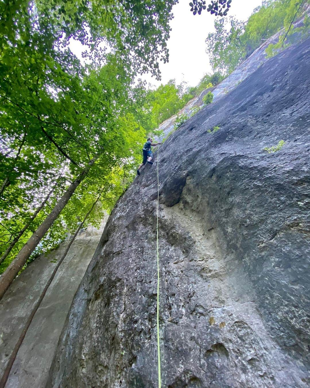 フレッド・二コルのインスタグラム：「The positive aspect of this break from traveling is the discovery of areas not to far from home where I can test new shoe designs I‘m working on... #bouldering #climbing #nature #socialdistancing @e9clothing_official @fiveten_official @blackdiamond @climbskinspain」