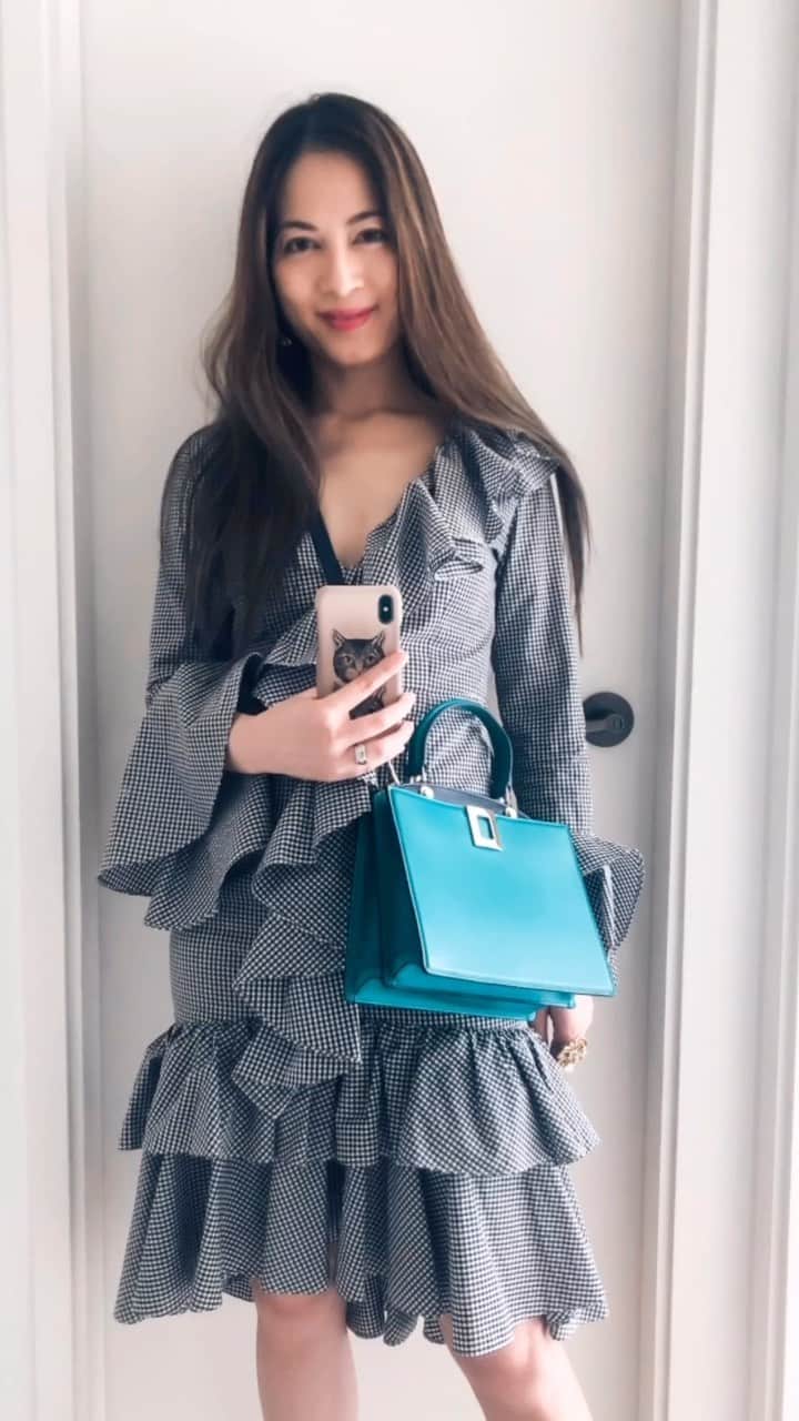 Ruby Kwanのインスタグラム：「#RougeClosetUnboxing again. This is already episode 40 and we are so happy to have @RogerVivier today. ❤️💯❤️ Reviewing this #SoVivier bag from #RogerVivier in green blue colour. A fresh new tone into my wardrobe for matching some warmer neutral outfits. Yet, it’s perfect with black and white too. 💫🌿💎 @gherardofelloni #gherardofelloni #rougeclosetxrogervivier  Do you find this bag familiar? Yes, it was featured in Crash Landing On You. #CLOY 😻💫 The bag in this super hot #koreandrama was in colour black and beige. 🖤🧡Hehee! Anyone watched this drama? #kdrama #crashlandingonyoufashion  Dress: @sarahlailabel #sarahlailabel https://www.rogervivier.com/hk-en/So-Vivier-Bag-Mini/p/RBWANWA0100MU51H51/ _________________________________________ #rogervivierbag #rogervivierss20 #rogervivierhk #rogervivierunboxing #crashlandingonyou #serischoice #rubyk #rubykwan #bagoftheday #ss20 #bluegreen #crossbodybag #tophandlebag #bagoftheseason #unbox #unboxingvideo #blackandwhitedress #luxurystyle」