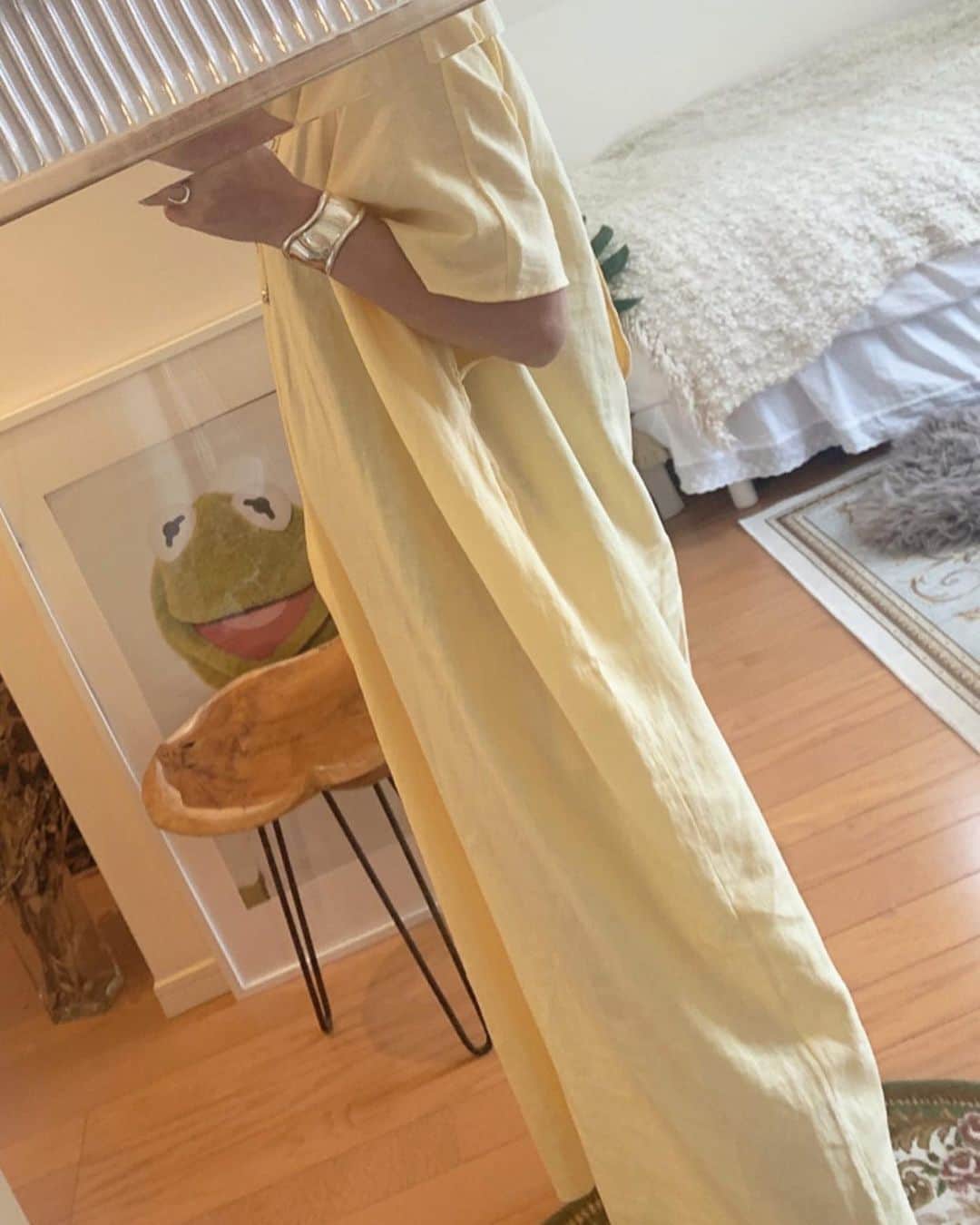 Naomiのインスタグラム：「昨日も着てたひよこっこワンピ🐥 自粛期間中食べすぎて、ついゆるいのばっかり着ちゃう🐖ぶひ  #🐥#🍋#🐸#🐻 #ワンピース#おうち時間  #ONEPIECE #tiffany#HERMES #interior#stayhome」