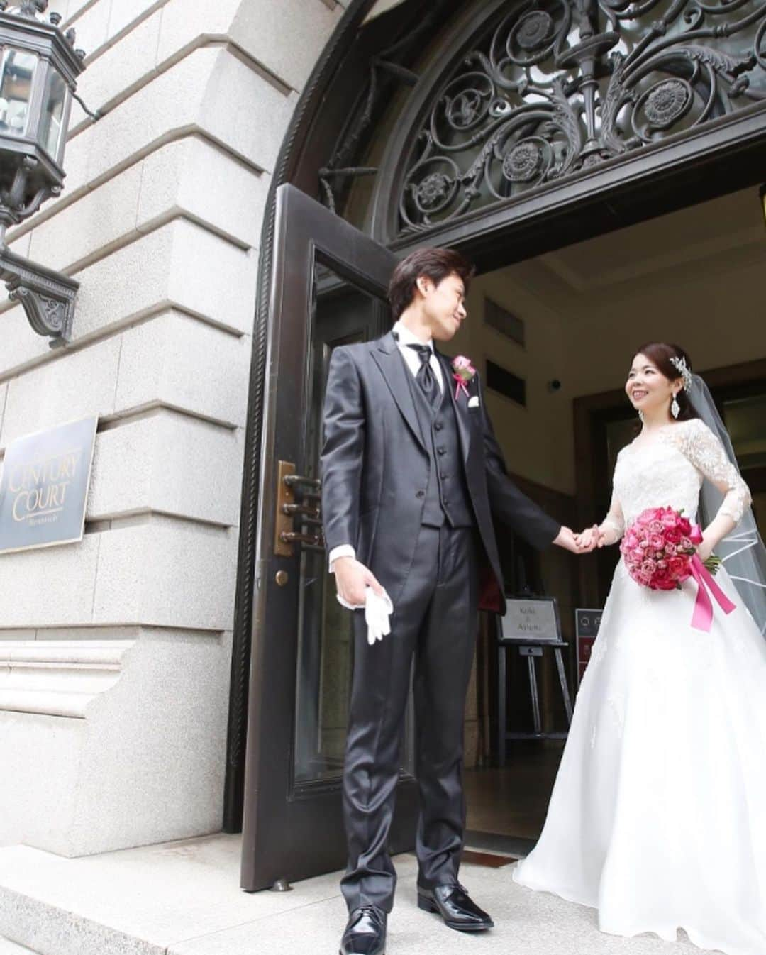 LaReineさんのインスタグラム写真 - (LaReineInstagram)「【✨Open the door✨】﻿ ﻿ 出会いがあって、好きになって、結婚が決まって、、﻿ 新しい扉を開き次のステージへと進むと決めたお二人。﻿ 私たちは、そんなお二人の背中をそっと押せる存在で在りたい😌🌹✨﻿ ﻿ ラレンヌでは、お客様から頂くご予約のお電話からお式が終わる最後の最後まで、何一つ不安無く大切なお式を挙げて頂く為、真心込めて様々な角度からご案内致します🎀✨﻿ ﻿ お二人では開かない重たい扉も、ラレンヌが一緒に開けるお手伝いを致します✨🚪✨ "Let's move foward﻿" ﻿ ﻿ ＊ドレス:K028A﻿ ﻿ ﻿ ﻿ La Reine の新しいWedding photo planはこちらから♩﻿ 《特別価格でのご案内　残1組様　》﻿ ＊.｡.＊ﾟ＊.｡.＊ﾟ＊.｡.＊ﾟ＊.｡.＊ﾟ＊.｡.＊ﾟ＊.｡.＊ﾟ﻿ ﻿ 💐✨【東京 Perfect Plan】✨💐﻿ ﻿ トータル6時間、東京のお洒落な街並みをバックに﻿ 沢山のお写真を残して頂ける﻿ ウェディングフォトプランです＊.°﻿ ﻿ ﻿ ﻿ 🌹撮影場所🌹﻿ ①築地本願寺様の室内、屋外﻿ (東京PerfectPlanだからこそ撮れるとっておきの場所)﻿ ②東京駅や丸の内、銀座など、都内を中心とし﻿ お二人のご希望に合わせてチョイス﻿ (思い出の場所等、お二人らしさの出る﻿ お写真を残しましょう！)﻿ ※ご希望をお伺いし、移動時間等を踏まえて決定します﻿ ﻿ ﻿ ﻿ 🌹セット内容🌹﻿ ＊衣装﻿ 和装、洋装どちらもセレクト可能！﻿ お着付けに必要な物や、﻿ トータルコーディネートのお小物一式は﻿ 新郎新婦どちらもセットで付いております。﻿ ﻿ ＊お写真﻿ 実力派なカメラマンが楽しく﻿ 沢山の写真を撮ってくれます📸﻿ データは後日DVDにてお渡し(100カット以上)﻿ ﻿ ＊美容﻿ ご新婦様の1セット分のヘアメイクが﻿ 含まれております💄﻿ お着付けはご新郎ご新婦様共に﻿ 付いておりますのでご安心下さい。﻿ ﻿ ﻿ ﻿ 🌹お値段🌹﻿ 平日・・・¥180,000(¥198,000税込)﻿ 土日祝・・・¥240,000(¥264,000税込)﻿ ﻿ ﻿ ﻿ ﻿ ﻿ ＊.｡.＊ﾟ＊.｡.＊ﾟ＊.｡.＊ﾟ＊.｡.＊ﾟ＊.｡.＊ﾟ＊.｡.＊ﾟ﻿ ﻿ 先着3組様スペシャルプライス！！！！﻿ 平日¥180,000 ⇒ ¥145,000(税抜)💐﻿ 気になる方は是非お問い合わせ下さい👗﻿ ﻿ ＊.｡.＊ﾟ＊.｡.＊ﾟ＊.｡.＊ﾟ＊.｡.＊ﾟ＊.｡.＊ﾟ＊.｡.＊ﾟ﻿ ﻿ ﻿ ﻿ ﻿ ﻿ ﻿ ୨୧‥∵‥‥∵‥‥∵‥‥∵‥‥∵‥‥∵‥‥∵‥‥∵‥‥∵‥‥∵‥‥∵‥୨୧﻿ ﻿ 【お問い合わせ】﻿ ☎️03-5786-1888﻿ 💌 info@la-reine.jp﻿ 水曜定休・平日11~19時．土日祝10~18時﻿ 東京都港区南青山2-24-9・1F（外苑前駅）﻿ ﻿ ※プロフィール欄URLからも簡単に﻿ お問い合わせフォームに飛んで頂けます✈️﻿ ﻿ ୨୧‥∵‥‥∵‥‥∵‥‥∵‥‥∵‥‥∵‥‥∵‥‥∵‥‥∵‥‥∵‥‥∵‥୨୧﻿ ﻿ ﻿ ﻿ ﻿ #ラレンヌ﻿ #ウェディングフォト﻿ #ウェディングフォトプラン﻿ #東京ウェディングフォト ﻿ #フォトウェディング﻿ #前撮り﻿ #築地本願寺﻿ #東京駅ウェディングフォト ﻿ #フォト婚﻿ #プレ花嫁﻿ #ドレス試着﻿ #レンタルドレス﻿ #和装前撮り﻿ #ゼクシィ﻿ #花嫁コーデ﻿ #ウェディングアンバサダー﻿ #2020秋婚﻿ #2021春婚﻿ #ブライダルフェア﻿ #ホテルウェディング﻿ #おしゃれ花嫁 ﻿ #大人花嫁﻿ #大人婚﻿ #クラシカルドレス﻿ #20代花嫁﻿ #30代花嫁﻿ #40代花嫁﻿ #結婚式﻿ #結婚﻿ #wedding﻿ ﻿ ﻿」5月18日 19時58分 - dresssalonlareine