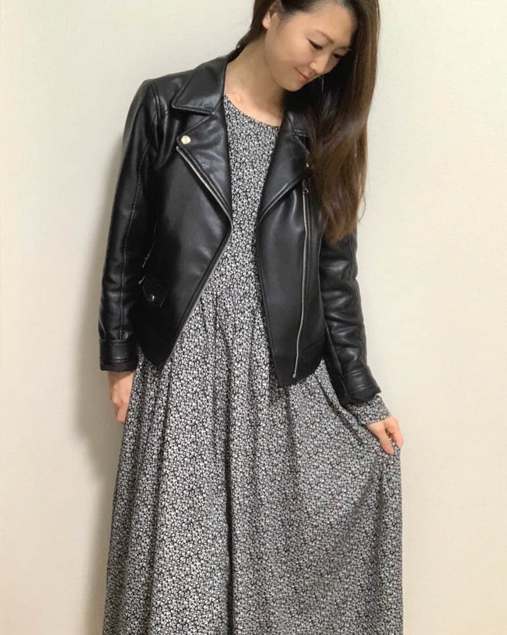 花田浩菜のインスタグラム：「少し前に涼しかった日のお散歩コーデ🙆‍♀️ 夏のように暑い日が続いてるー☀️と思ったら、またしばらくは暑くなくなるようで。 梅雨ももうすぐなのかしら？☂️ . . 少し前に羽織っていた#zara のレザージャケットが今年の春はちょっと外に出るときに大活躍してくれました🙌 梅雨の肌寒い時にも着れそう❤️ワンピースは授乳チャック付きの @chocoa_official のワンピース👗 2人目の産後、こんなにもフロントチャック付きのワンピースって授乳楽なのか！！と衝撃を受け、いくつも @chocoa_official の授乳対応ワンピースには助けられてます🥺❤️ . . #ママコーデ #お散歩コーデ #男の子ママ #女の子ママ #赤ちゃんのいる生活 #2児ママ #兄妹ママ  #chocoa #happy #happydays」