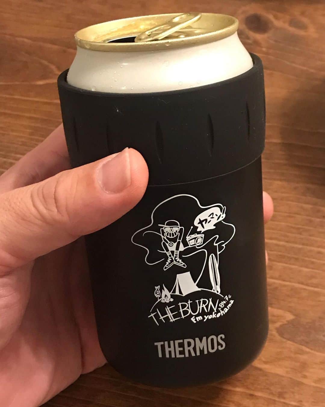 井手大介のインスタグラム：「#theburn847 オリジナル保冷缶ホルダー、今週そこそこ売れて残り少なくなってきました。お買い上げいただきありがとうございます！税込み2500円送料別。#thermos とのコラボ商品で飲み物が驚くほどずっと冷たい。あるうちに買ってください！ エフヨコのラジショピで販売してます。  http://shop.fmyokohama.co.jp/ec/pro/disp/1/YY-05-01377-00?sFlg=0」