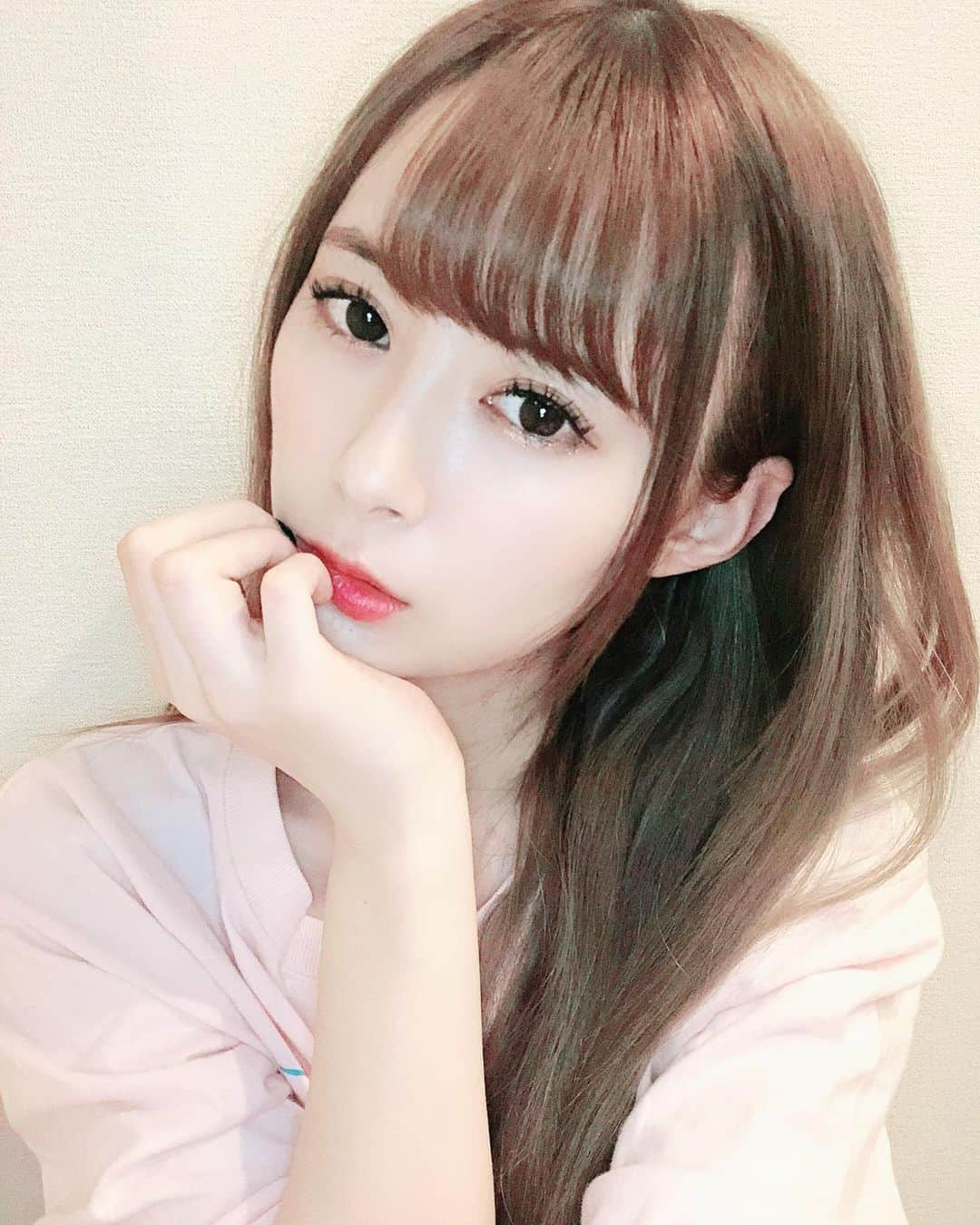 生田衣梨奈さんのインスタグラム写真 - (生田衣梨奈Instagram)「♥えりぽんの前髪事情♥﻿ ﻿ えりの前髪はまぁいわゆるアイドル前髪です！﻿ ﻿ 作り方の説明をします！！﻿ ﻿ ﻿ 2つめに動画もはっておきます！！﻿ ﻿ 良かったら1分だからめちゃくちゃ﻿ 簡単にしてるけど参考にしてみてください🥰💖﻿ ﻿ ﻿ 前髪よく綺麗とか動かない前髪で有名な﻿ えりぽんからの前髪の作り方でした！！！！﻿ ﻿ ﻿ 基本はアイロンした後にクシでといても﻿ その形になるまでアイロンを通します！！！﻿ ﻿ ﻿ えり流なので真似出来たらしてみてね！！！﻿ ﻿ ﻿ 次はえりの最新スキンケアをご紹介をします！！﻿ ﻿ ﻿ #morningmusume20﻿ #モーニング娘20﻿ #えりぽんかわいい﻿ #かわいい﻿ #アイドル﻿ 存在が #インスタ映え﻿ #大好き﻿ #makeup﻿ #前髪﻿ #Francfranc﻿ #動画﻿ #おうち時間﻿ #ヘアアレンジ﻿ #hair﻿ #hairstyle」5月18日 20時00分 - erina_ikuta.official