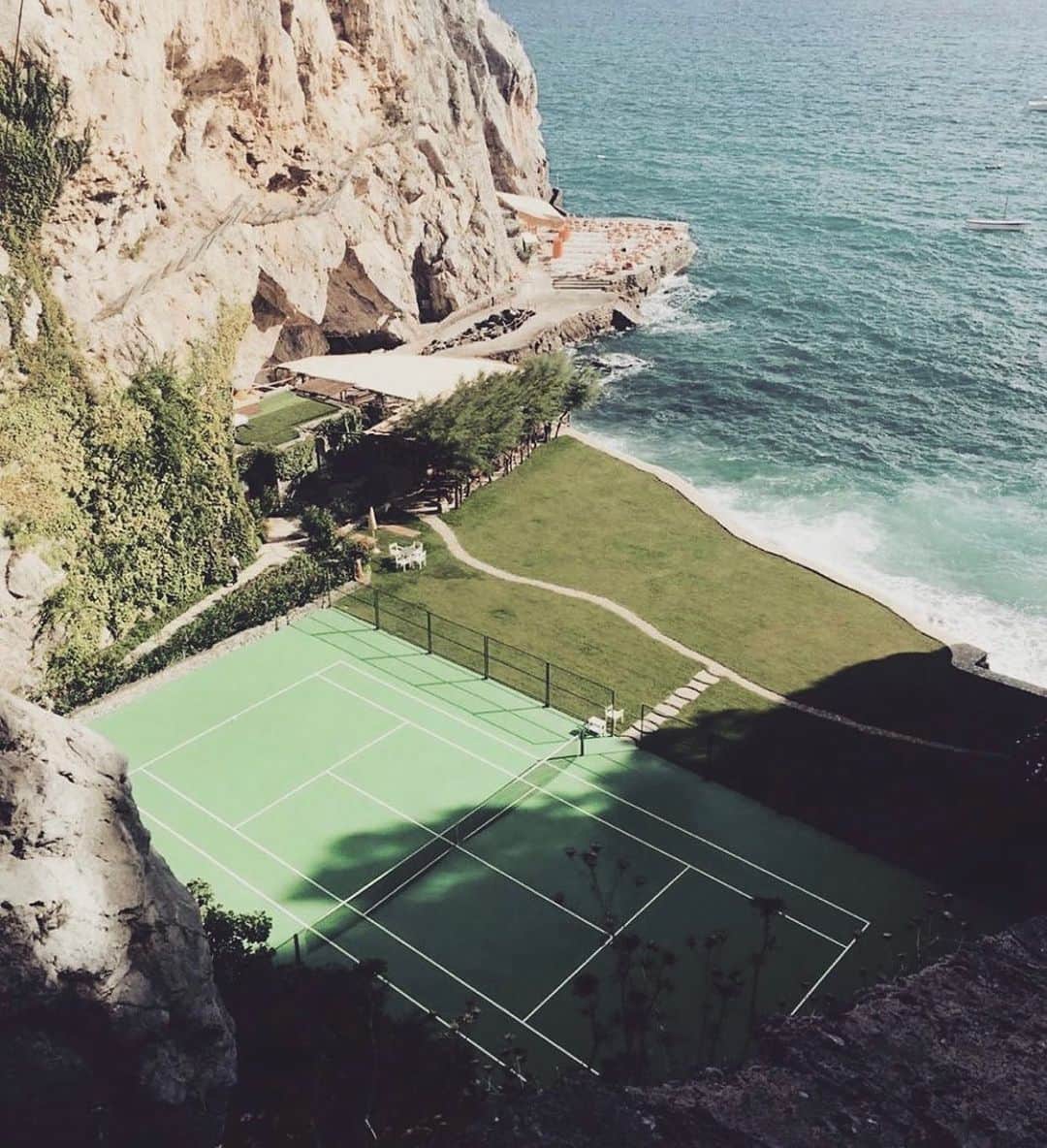 Mathilde Goehlerのインスタグラム：「Dream court 🎾」