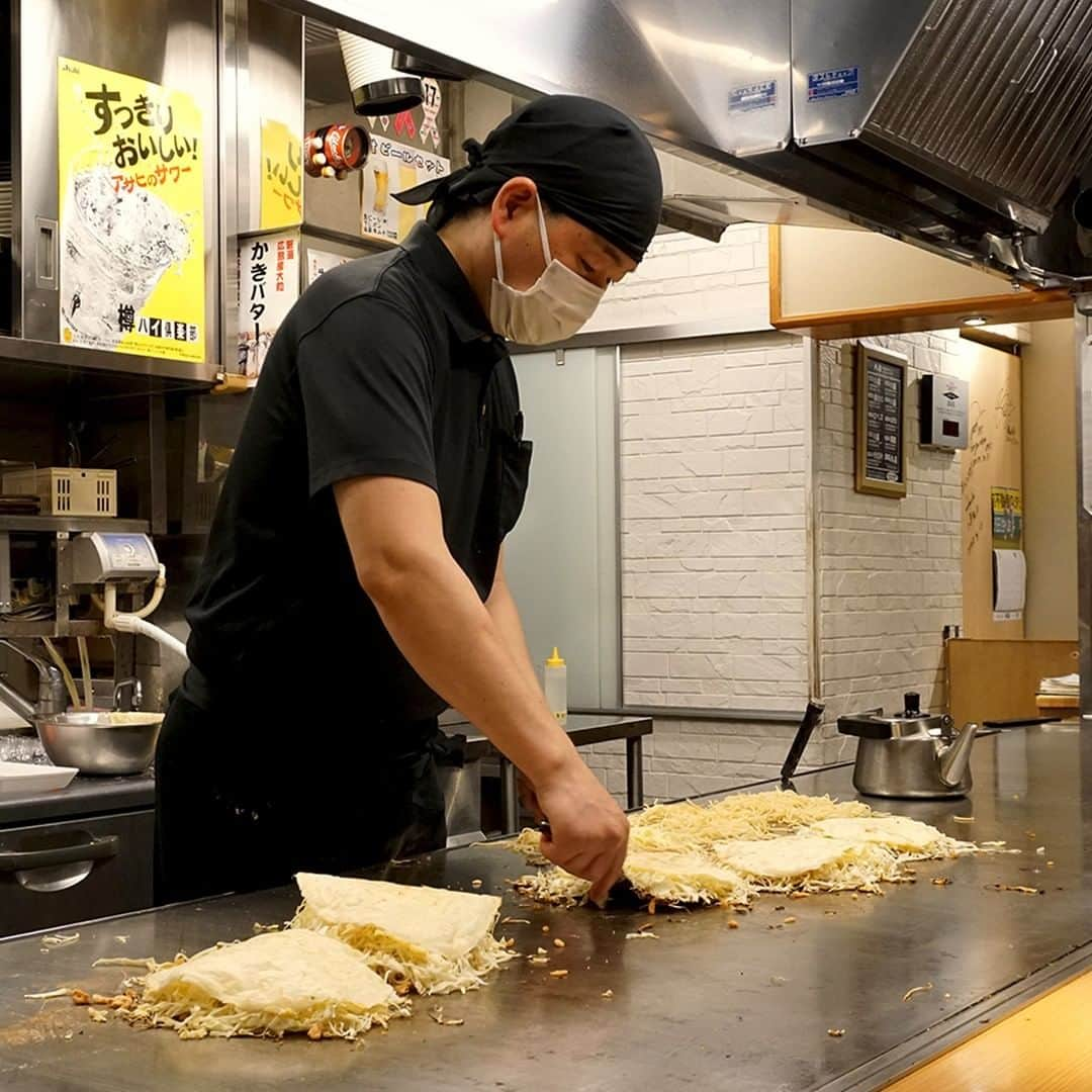 デパぐるッ！福岡さんのインスタグラム写真 - (デパぐるッ！福岡Instagram)「本場広島の味を福岡で✨ボリューム満点のお好み焼き❗️⠀ ⠀ コロナ苦境のなかでも福岡の食を支えたい❗️⠀ という気持ちで、バリよかッ!グルメでは4月から⠀⠀ 「#テイクアウトグルメ 」をご紹介しています☺️⠀⠀⠀ ⠀⠀⠀ 今回ご紹介するのは、西新にある「博多八昌」⠀ 広島のお好み焼きで有名な「八昌」の⠀ 暖簾分けのお店です♪⠀⠀ ⠀⠀ 天神にもお店がありますが、⠀⠀ 当面は西新店のみテイクアウト専門で⠀ 営業されています❗️⠀⠀⠀⠀ ⠀⠀ 熟練の手さばきで、ジュウジュウと焼き上げられる⠀ お好み焼きは見ているだけで食欲をそそられる〜🤤⠀ ⠀ 広島から取り寄せたという生麺の“そば”を使った⠀ 「そば玉」は定番の人気メニュー❗️⠀ ⠀ キャベツ、もやし、天かす、鰹、豚バラ肉、卵など⠀ 具材も豊富❗️ひと玉でボリューム満点です🙆‍♂️⠀ ⠀ 外はカリッと香ばしく、中はもっちりと小麦が香る“そば”。⠀ キャベツやオタフクソースの甘みと合わさってこれはうまいっ❗️⠀ ⠀ さらに、今回はフォローワーさんからのおすすめで⠀ “ネギ”をトッピング♪⠀ ⠀ 甘いソースと、ネギの相性がよく⠀ さっぱりと美味しく食べられます😋⠀ ちなみにネギは“博多ネギ”を使用されているそうで⠀ 一番人気のトッピングなんだそうですよ☝️⠀ ⠀ さらに、広島のお好み焼きは“うどん”も選べます😲⠀ もっちりとしたうどん麺の存在感がある「うどん肉玉」は、⠀ そばとは異なり一気に和のテイストに❗️⠀ ⠀ お客さんの中には、「うどん肉玉」しか食べない⠀ という人もいるほど根強い人気があるメニューです👍⠀ ⠀ チーズや大葉など、他にもさまざまなトッピングがあるので⠀ 自分好みにアレンジするのもおすすめです🙆‍♀️⠀⠀ ⠀ お店は地下鉄の西新駅から徒歩2分🚶‍♂️⠀ ⠀ 営業情報や、詳しいメニューは⠀ お店のインスタグラムをチェックしてみて✋⠀⠀ ⠀⠀ 福岡のお店と利用する皆さんとで⠀⠀ つながり、助け合いながら⠀⠀⠀ この苦境を乗り切っていきましょう☺️⠀⠀⠀ ⠀⠀ #つながろう福岡⠀ ⠀ →@okonomi.hassho⠀⠀ ⠀ 【 テイクアウトメニュー(税抜) 】⠀ そば肉玉 880円⠀ うどん肉玉 880円 たっぷり青ネギ(トッピング) +180円 ※容器代+50円がかかります 【 店名 】⠀⠀ 博多八昌 西新店⠀ 【 住所 】⠀ 福岡市早良区西新4-6-6 ロマネスク西新第5 1F⠀ 【 営業時間 】⠀ 11:30〜14:00(O.S.)⠀ 18:00〜20:00(O.S.)土日祝日は17:30〜⠀⠀ 【 定休日 】⠀⠀ 月曜日(月祝の場合は翌火曜日)⠀ ⠀ #テイクアウト#テイクアウトグルメ#お持ち帰り #福岡テイクアウト #おもちかえりなさい #おもちかえりなさい福岡 #バリよかグルメ#グルメ#グルメ好きな人と繋がりたい #福岡グルメ#福岡ごはん#福岡ランチ#福岡ディナー#福岡居酒屋 #西新#西新駅#西新グルメ #食べるの好きな人と繋がりたい#食べスタグラム #お好み焼き#お好み焼#広島風#広島風お好み焼き #肉玉そば#肉玉うどん#肉玉#広島焼き#オタフクソース #博多八昌」5月18日 20時00分 - arne_gourmet