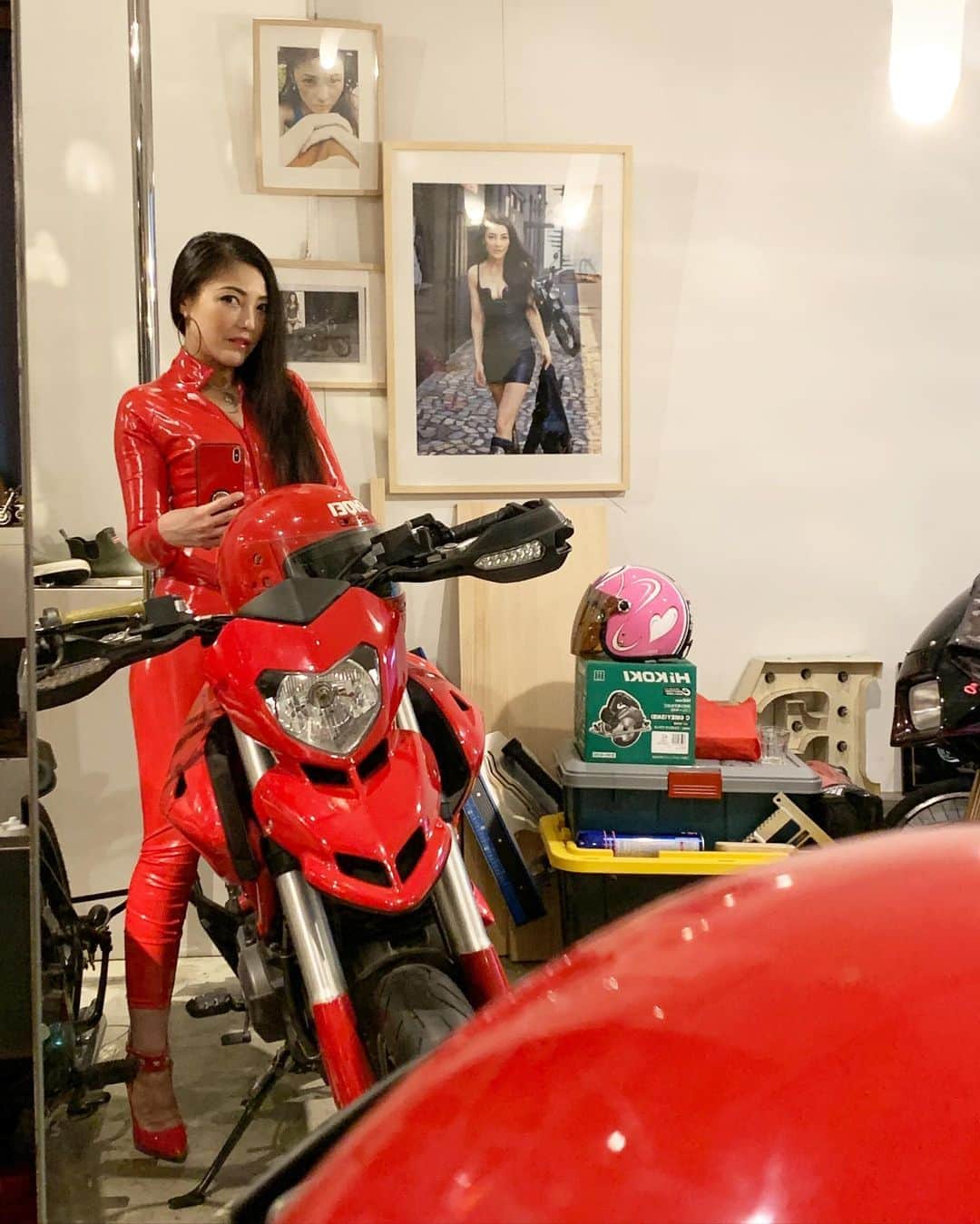 福山理子さんのインスタグラム写真 - (福山理子Instagram)「赤いキャットスーツは好きですか？  #キャットスーツ #ducatihypermotard  #赤いキャットスーツ #女王様 #domina #SM #バイク女子 #Ducati #motercyclegirl #catsuit」5月18日 20時02分 - rikofukuyama