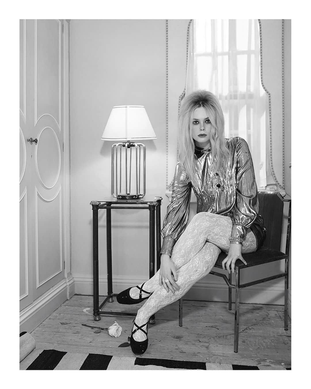のインスタグラム：「Seen in @vanityfair’s editorial to celebrate the debut of new miniseries @thegreathulu, @ellefanning wears a #Gucci metallic dress designed by @alessandro_michele. #GucciEditorials #AlessandroMichele #TheGreat #ElleFanning Photography by: @emmasummerton Styling by: @leithclark」