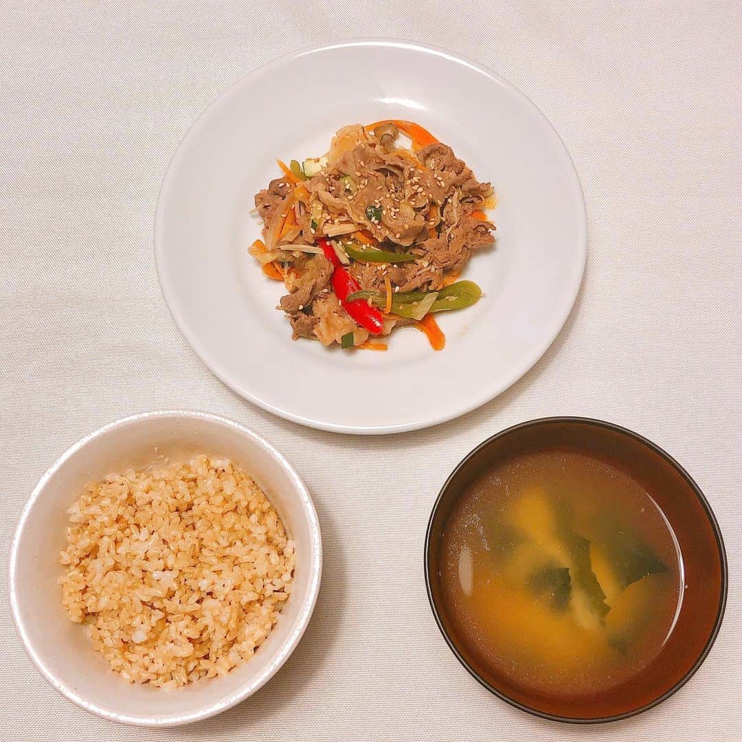 松本翔さんのインスタグラム写真 - (松本翔Instagram)「#松本食堂﻿ 一汁一菜でも心も身体も喜ぶそんな夜🍚﻿ ﻿ ﻿ ♢プルコギ by @sumida_kochi さん🥩﻿ ———————————————﻿ 野菜達を薄切り、千切り等準備し、﻿ 後は、味付けしてある牛肉を合わせて、﻿ 調理するだけの2割の自炊な松本食堂のこの日の夜🥣﻿ ﻿ 味見なんて一切する必要ないって思って﻿ 完成して「いただきます」と共に一口目を食べる。﻿ ﻿ あーもう好き。ただただ美味しい。﻿ 何がどうって表現出来なくて、﻿ 「これがこう相まって、絡まって、後から来る味が〜、、」﻿ とか全く言えないので。笑﻿ ﻿ 素直に「美味しい」が僕の一番の褒め言葉です。﻿ ﻿ 良い意味で韓国っぽくなくて、﻿ 隅田精肉店さん達が作ればこうなるよなぁって思って、﻿ 料理に溢れる人柄って改めてすごく感じることが出来る夜。﻿ ﻿ 今後ともよろしくおねがいします😉﻿ 昨日のカレーも皆さんに喜んでもらえて何よりです☺️﻿ ﻿ #プルコギ #韓国料理 #一汁一菜 #おうちごはん #夜ごはん #家庭料理 #男子ごはん #アスリートフードマイスター #高知 #隅田精肉店 #家族﻿」5月18日 20時09分 - matsumotosho444