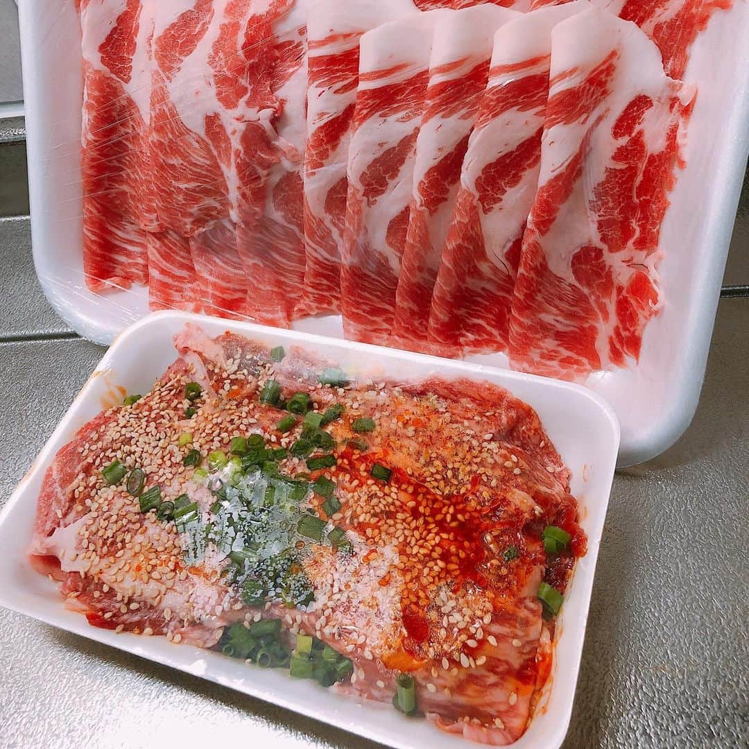 松本翔さんのインスタグラム写真 - (松本翔Instagram)「#松本食堂﻿ 一汁一菜でも心も身体も喜ぶそんな夜🍚﻿ ﻿ ﻿ ♢プルコギ by @sumida_kochi さん🥩﻿ ———————————————﻿ 野菜達を薄切り、千切り等準備し、﻿ 後は、味付けしてある牛肉を合わせて、﻿ 調理するだけの2割の自炊な松本食堂のこの日の夜🥣﻿ ﻿ 味見なんて一切する必要ないって思って﻿ 完成して「いただきます」と共に一口目を食べる。﻿ ﻿ あーもう好き。ただただ美味しい。﻿ 何がどうって表現出来なくて、﻿ 「これがこう相まって、絡まって、後から来る味が〜、、」﻿ とか全く言えないので。笑﻿ ﻿ 素直に「美味しい」が僕の一番の褒め言葉です。﻿ ﻿ 良い意味で韓国っぽくなくて、﻿ 隅田精肉店さん達が作ればこうなるよなぁって思って、﻿ 料理に溢れる人柄って改めてすごく感じることが出来る夜。﻿ ﻿ 今後ともよろしくおねがいします😉﻿ 昨日のカレーも皆さんに喜んでもらえて何よりです☺️﻿ ﻿ #プルコギ #韓国料理 #一汁一菜 #おうちごはん #夜ごはん #家庭料理 #男子ごはん #アスリートフードマイスター #高知 #隅田精肉店 #家族﻿」5月18日 20時09分 - matsumotosho444