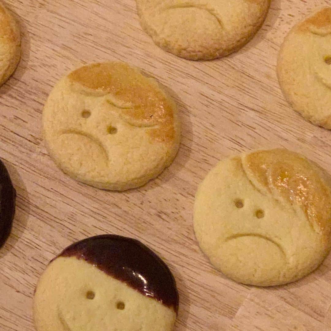 杉咲花のインスタグラム：「ぷぷ、母の手作りクッキー。かわいい。😕❣️」