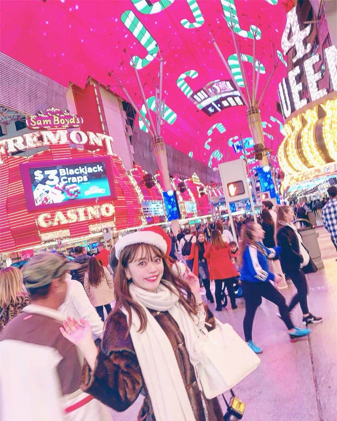 山崎春佳さんのインスタグラム写真 - (山崎春佳Instagram)「🇺🇸🎄 . 前回の投稿が好評で嬉しかったので… せっかくだからお姉ちゃん(@shiori_alice )が たくさん撮ってくれた写真たちも。📸 . 1枚目のピンクのライダースは、買ったものの、 日本でふつうに着るのには勇気がいるなとタンスで 眠っていましたが…ベガスで着たらぴったりだった ので、よかった！やっと！着られた！！！ 🤣💓 . 約5ヶ月前という、はなはだしい時差投稿で ごめんなさい〜😵🙏🏻 . スタバの1番大きいサイズ、トレンタと言うのです！ すごくおっきかった！けど、家族みんなで飲んだら 一瞬だった😂🤣 . #me #tbt #ameeica #trip #winterbreak #chtistmas #familytrip #newyorknewyork #hotels #lasvegas #ラスベガス #去年のクリスマス #家族旅行 #カラフルでごちゃっとした街並みどタイプでした❤︎笑」5月18日 20時27分 - haruka_yamazaki