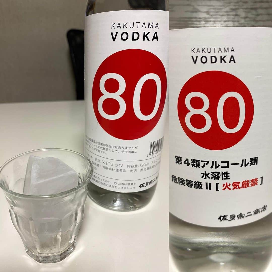森田繁のインスタグラム：「ちょいと胃袋を消毒。 ストレートのオンザロックで口当たりスッキリ、爽やか。 スピリタスやレモン・ハートよりも飲みやすい(個人の感想です)。」