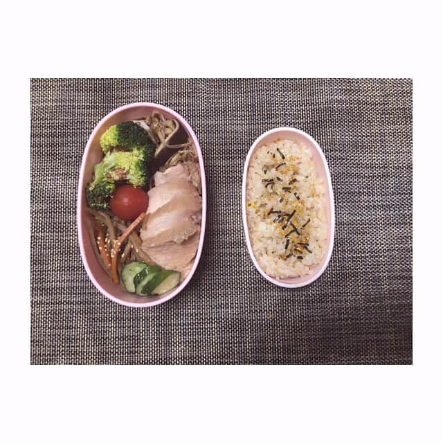 みのり(26)＠東京 ダイエットのインスタグラム：「お昼ごはん . 鶏ハム きのこ炒めたやつ きんぴらごぼう きゅうりの漬物 玄米ご飯(のりたま) ブロッコリー ミニトマト . . 体労わる優しい弁当☺️ほっ . . ◉ライザップ公認の紹介アンバサダーです。 〜紹介特典で、お安く入会できます〜 . ▶︎全国どの店舗でもOK ▷２週間のトライアルコースもあります(^_^)/ ▶︎カウンセリング予約前にご連絡ください . ◎入会やカウンセリングをお考えの方、 ご質問なども、DM✉️ください。 . ★トレーニング見学もできます★ . 📺RIZAP TVCM出演 🏅RIZAP BMG ファイナリスト2017.2018 . #rizap #ライザップ . #ダイエット #diet #ダイエット日記 #レコーディングダイエット #instadiet #ダイエット仲間募集 #ダイエッター #公開ダイエット  #昼ごはん #昼御飯 #lunch #昼ご飯 #昼食  #おうちごはん #糖質制限 #healthyfood #healthylifestyle  #fitmeal #oneplate #cleanmeals #lowglycemic」