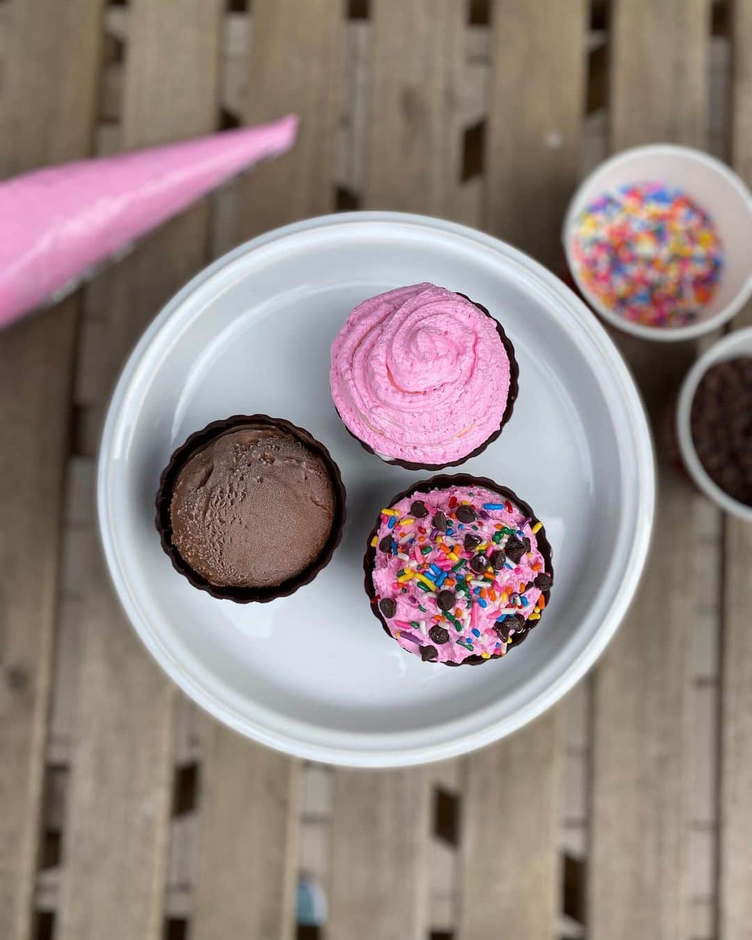 コールド・ストーン・クリーマリーのインスタグラム：「Instagram vs. Reality 🍦🧁 . . Have you tried our NEW DIY Cupcake Kit? Each kit includes a 6-pack of ice cream cupcakes, a choice of frosting, a choice of two toppings. It's a fun activity the whole family can enjoy!」