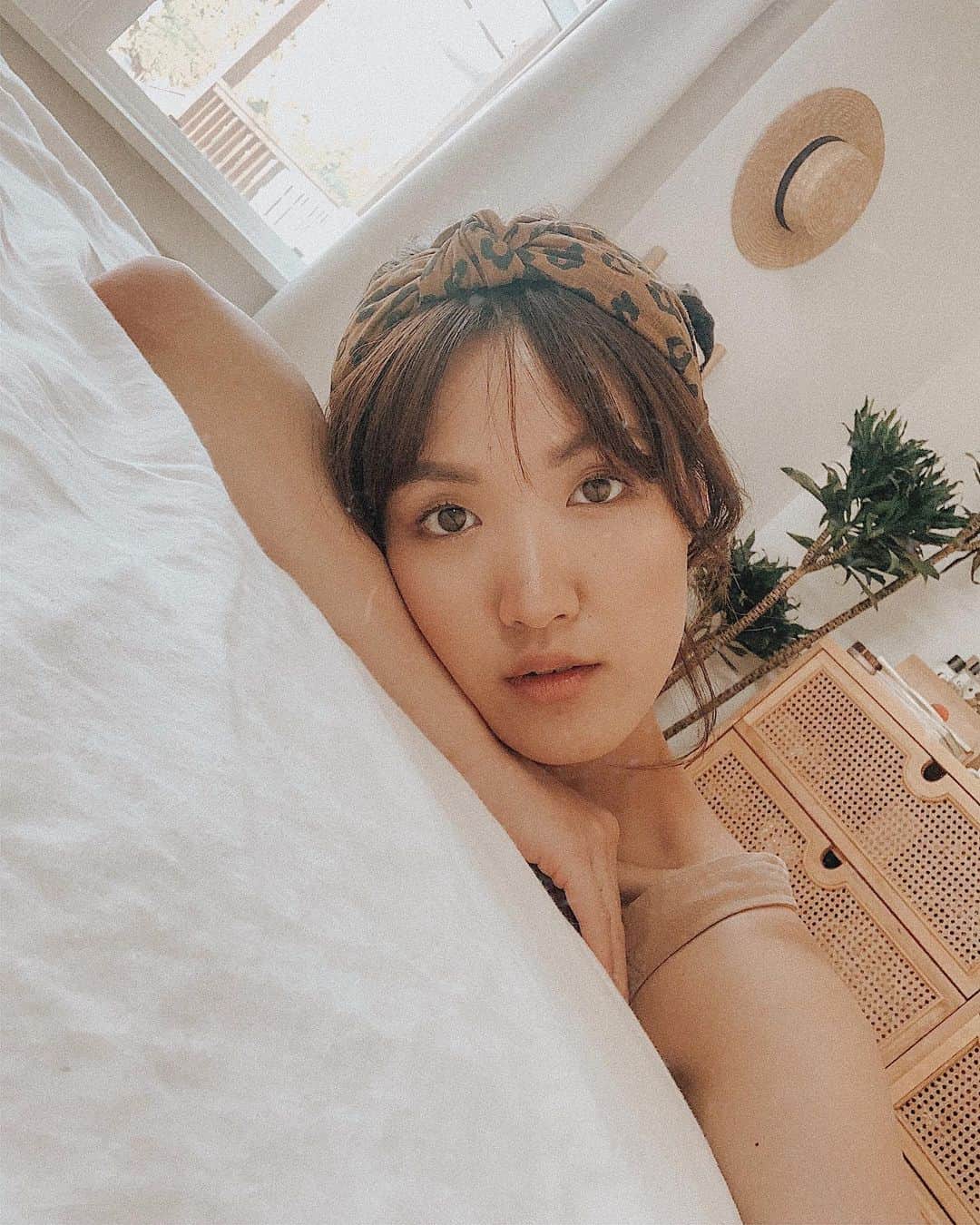 W E Y L I Eのインスタグラム：「Its been a while since I’ve taken an iPhone selfie 🤳🏽 Someone asked me what was my greatest growth in the past year. It took me a bit to come up with my answer. I’ve grown to find more confidence in who I am becoming. No longer needing validation for my actions or words. Just learning to live up to my own standards and fully accepting that that is enough. I just uploaded a long chit-chatty video answering questions you guys have for me, including this one. Link in my bio if you would like to watch 🌸」