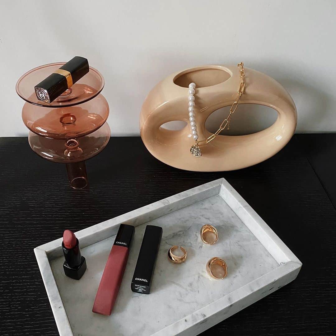 mixmatchisthekeyのインスタグラム：「These two neutral lipsticks from @chanel.beauty got my heart rouge allure liquid powder 978 rouge allure velvet extreme 132」