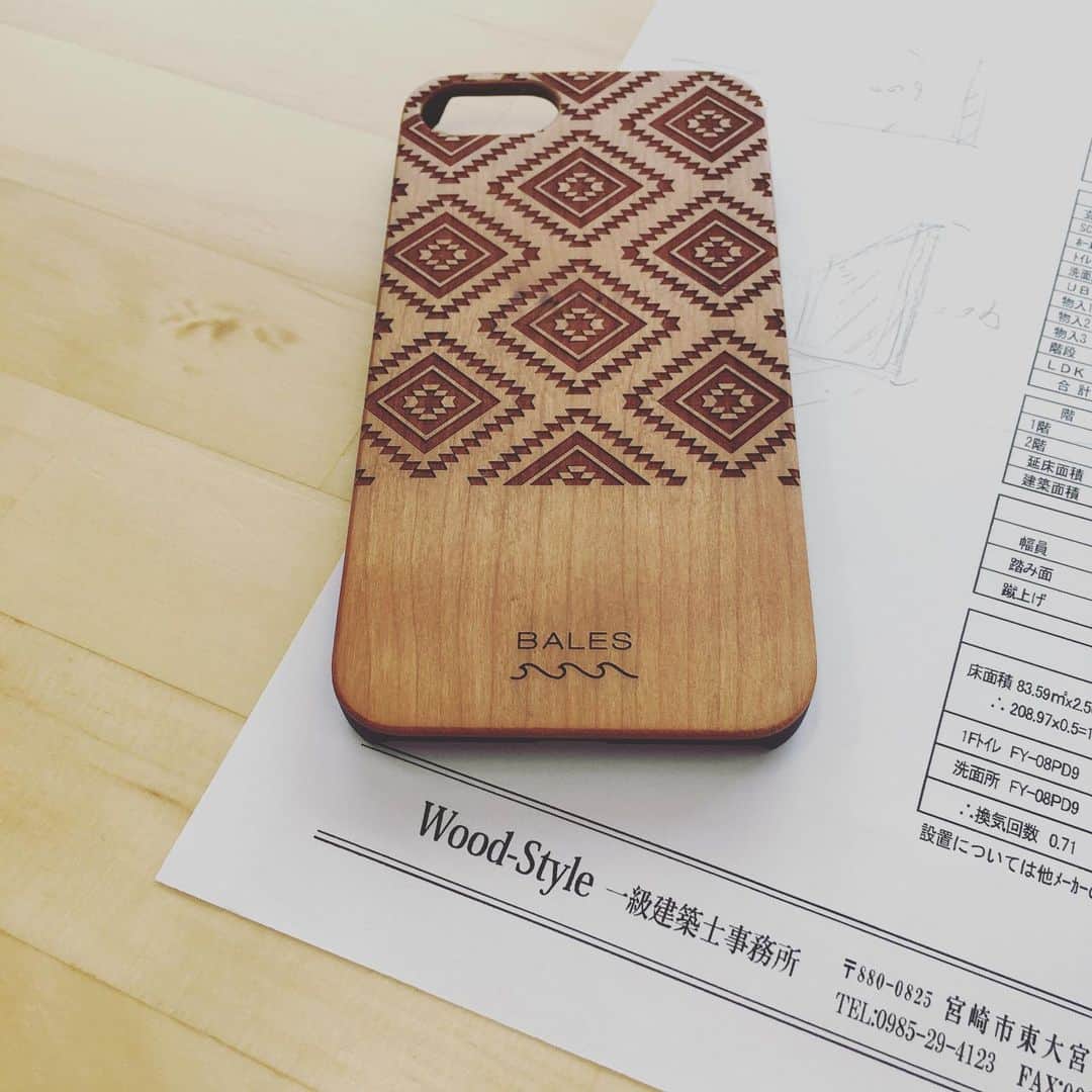 日大建築のインスタグラム：「かわいい携帯カバー👍  #日大建築#カリフォルニアスタイル #サーファーズハウス新築#注文住宅#宮崎市#モダン#オシャレ#ビーチ#海#surf #ハワイ#アメリカン#大工#建築#設計#ウッドスタイル#中古住宅#リフォーム#リノベーション#カバードポーチ#ウッドデッキ#ヘリンボーン#マイホーム」