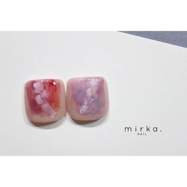 mirka. NAIL(ミルカネイル)さんのインスタグラム写真 - (mirka. NAIL(ミルカネイル)Instagram)「ペディチップ〈Purple〉﻿ ﻿ 左は赤やオレンジ系、右は紫や青系のポリッシュでまとめて非対称ネイルを楽しめます☻﻿ 使っている色数が多いので、お手持ちのポリッシュでも合わせやすいです◯﻿ 白や淡めのグレーも大人っぽく仕上がるのでオススメ‼︎﻿ ﻿ オンラインショップはプロフィールのリンクよりご覧下さい✯﻿ ﻿ ﻿ BASEアプリでもぜひフォローをお願いします☻ ﻿」5月18日 11時53分 - mirka.nail