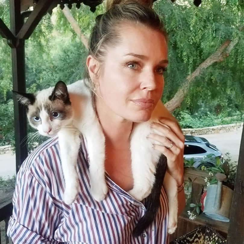 レベッカ・ローミンさんのインスタグラム写真 - (レベッカ・ローミンInstagram)「Rebecca Baskin #tigerqueen Gonna feed @mrjerryoc to this cool kitten.」5月18日 11時57分 - rebeccaromijn