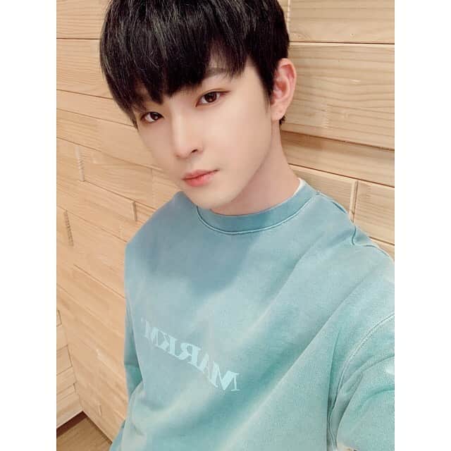 のインスタグラム：「［#ONEUS］﻿ ﻿ 今日は・・・イド🍀﻿ イドの世界にどっぷり浸って下さい🌙 ﻿ ﻿ .  イド :﻿ こーゆー明るい色の服は初めて着てみたんだけど…慣れないね(笑) ﻿ ﻿ 이런 밝은색의 옷은 처음입어보는데 어색하네여…ㅎㅎ﻿ ﻿ ﻿ ﻿ #원어스 #TOMOON #투문﻿ #쉽게_쓰여진_노래 #쉽쓰노﻿ #A_Song_Written_Easily﻿ #イド﻿ #kissent」