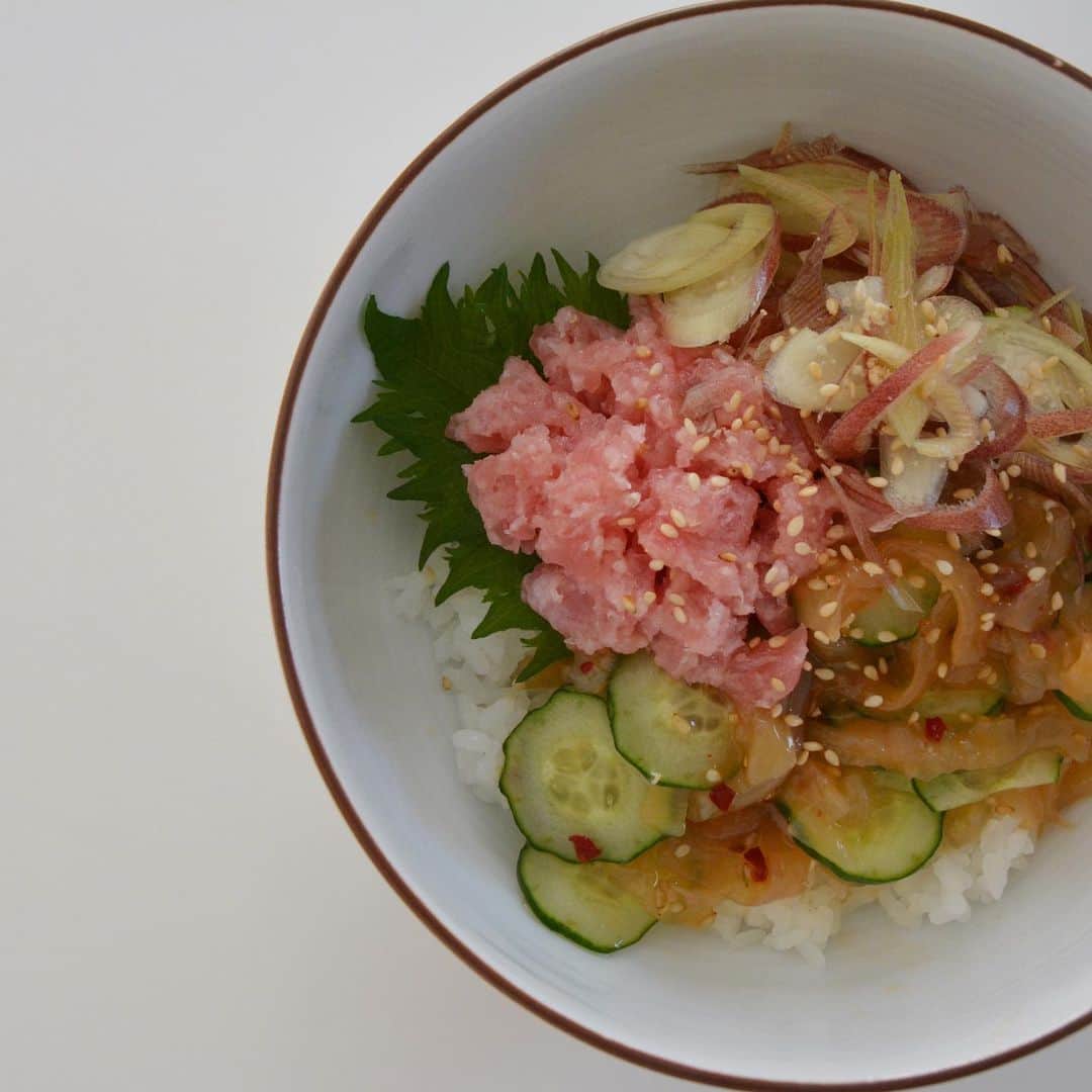川島令美のインスタグラム：「手抜きひるごはんに、中華ネギトロ丼。 中華くらげ、薄切りにしたきゅうり、ネギトロに、大葉と刻んだみょうがどっさり載せて白ゴマひねり散らす。 食べる前にネギトロはお醤油ちょろり。 薬味をたくさんとって、免疫高めてゆきましょうっ…！ ちなみに本日は、しらすの炒飯🍚 #ひるごはん #うちごはん」