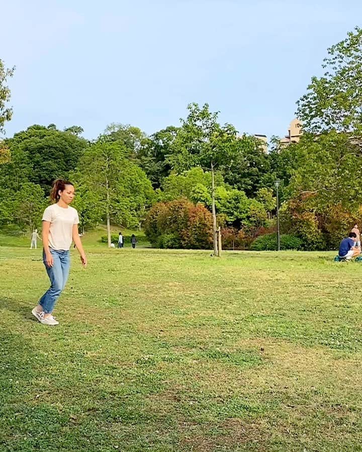 飯端美樹のインスタグラム：「お散歩ついでに🤸‍♀️ 足バラバラなのが気になるけど、この歳になってもまだ出来たことに満足🌼 #stayhealthy」