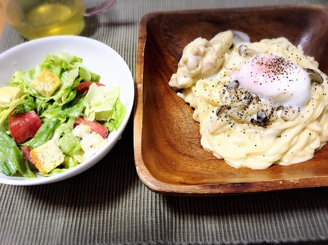 のインスタグラム：「今日は、朝から大雨☔️ 梅雨入り？？😅 今日はランチにサラダ🥗とパスタ🍝  サラダ🥗は安定の @kubara_official  色んな種類があるけど、シーザーサラダは絶品❣️ パスタは、米粉パスタでグルテンフリー😊  ごちそうさまでした😋  #パスタ#カルボナーラ#サラダ#シーザーサラダ#くばら#ランチ#米粉#グルテンフリー#ごちそうさまでした」