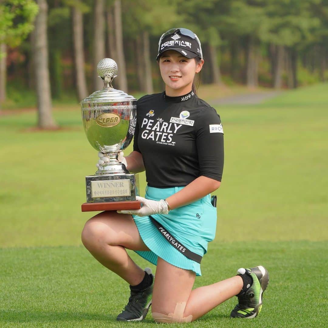 adidas Golfさんのインスタグラム写真 - (adidas GolfInstagram)「Congratulations @hyunkyung_17 on her first professional 🏆 at the @KLPGA Championship ‼️ #CODECHAOS Boa ➖ 2020년 @hyunkyung_17 을 메이저 여제로 만든 골프화 #코드케이오스보아  #박현경프로 #KLPGA챔피언십 #우승을축하합니다」5月18日 12時07分 - adidasgolf