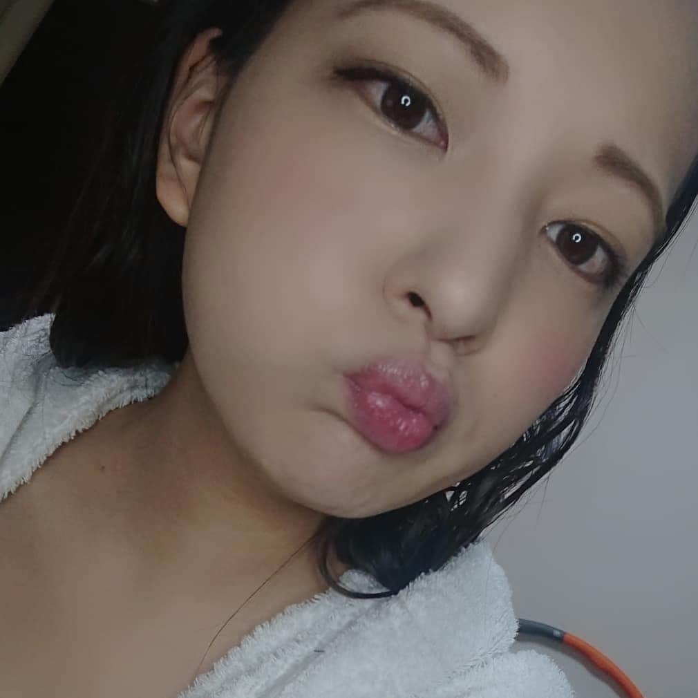 のインスタグラム：「. 風呂上がり(メイク済み) . ツイキャス後(メイク済み) . モンエナ派(ノーメイク) . 謎の写真(メイク済み) . . . 自粛期間中も意外と化粧してるもんだな… 基本ノーメイクでも外に出れるタイプです . みんなはどっちが好き？ . #あべみかこ  #おうち時間  #stayhome」