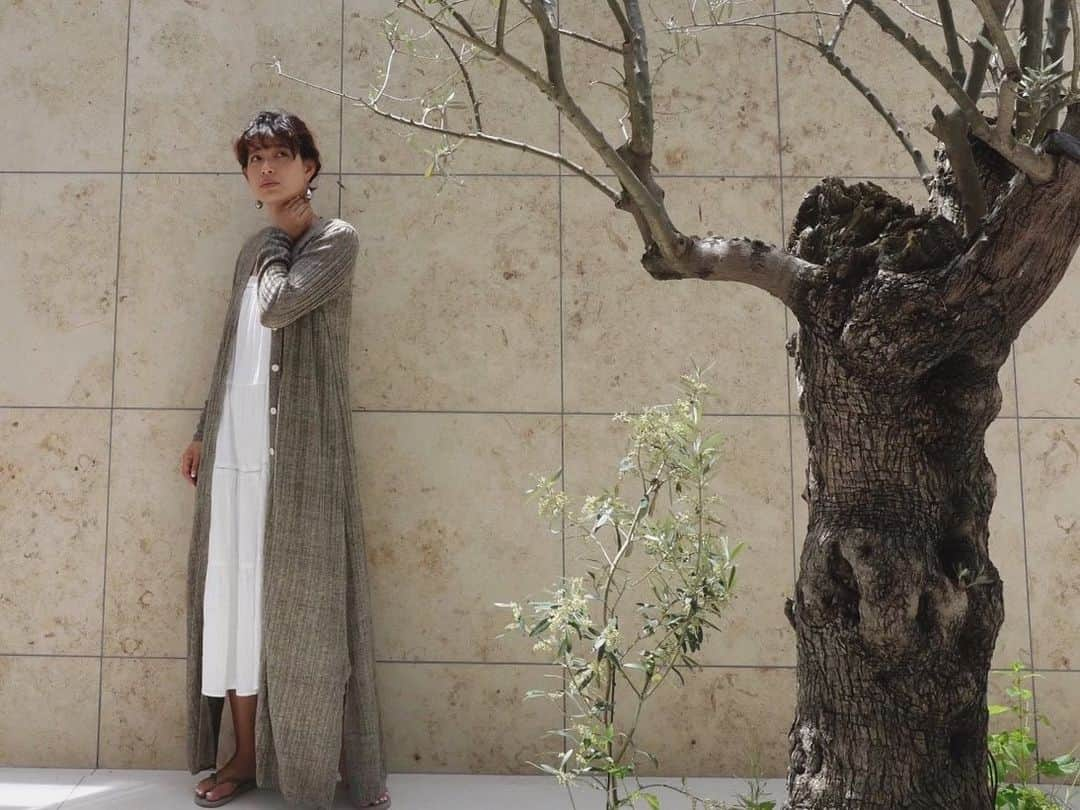 JUNNAさんのインスタグラム写真 - (JUNNAInstagram)「@etretokyo  5月21日発売の新作一覧を公開しました🕊  今週はオススメアイテムが多すぎる。  中でも美シルエットの"ランダムリブプルオーバ ー"は昨年の発売以降ずーっと愛用しており 今回復刻版を発売します。 "アメスリリブタンクトップ" は今年どうしても着たかったので作りました！  メンズ要素をレディーな気分で着る 華奢なネックレス合わせがしたいな💪  ETRÉ TOKYOのデザイナーさんは 古着が好きでミリタリー要素の取り入れが本当に得意。 生地の肉感や、スリーブ、 カットソーってシンプルなんだけど差が出るアイテム。 私のワードローブで大切にしているものだから、 自信をもって皆さまにシェア！  写真は100%コットンのキャミワンピも！ これもとにかく着心地◎足元はビーチサンダルみたいな抜けで！このワンピースは雨の日に長靴合わせも可愛い。 雨の日のスタイリングってワンパターンになりがちだから、こう言うコットンワンピース、個人的オススメ。 ストーリーでもご紹介していきますね  昨日YouTubeを更新したので 是非そちらもご覧下さい☺️ ・ 【新作発売スケジュール】 📌ETRÉ TOKYO  毎週木曜日19:00 📌ZOZOTOWN  毎週金曜12:00 📌ELLESHOP  毎週土曜8:30  #etretokyo#2020etre_ss #エトレスキンジュエリー」5月18日 12時14分 - junna