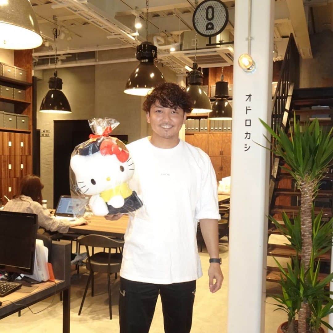 嵜本将光 のインスタグラム：「世界に1つだけのPABLOの制服を着たハローキティがサンリオ様から届きました！  PABLO miniの制服を着て、エプロンまでつけていて可愛いです。  まだまだサンリオ様との新しい企画も進行中です！  ドロキア本社に来られた際は是非可愛いハローキティと記念撮影してください✨  #サンリオ #キティ #ハローキティ #オリジナル #プレゼント #ありがとうございます #パブロ #パブロミニ #ドロキアオラシイタ #嵜本将光 #sanrio #hellokitty #pablo #pablomini @sanrio @hellokitty @masamitsu_sakimoto」